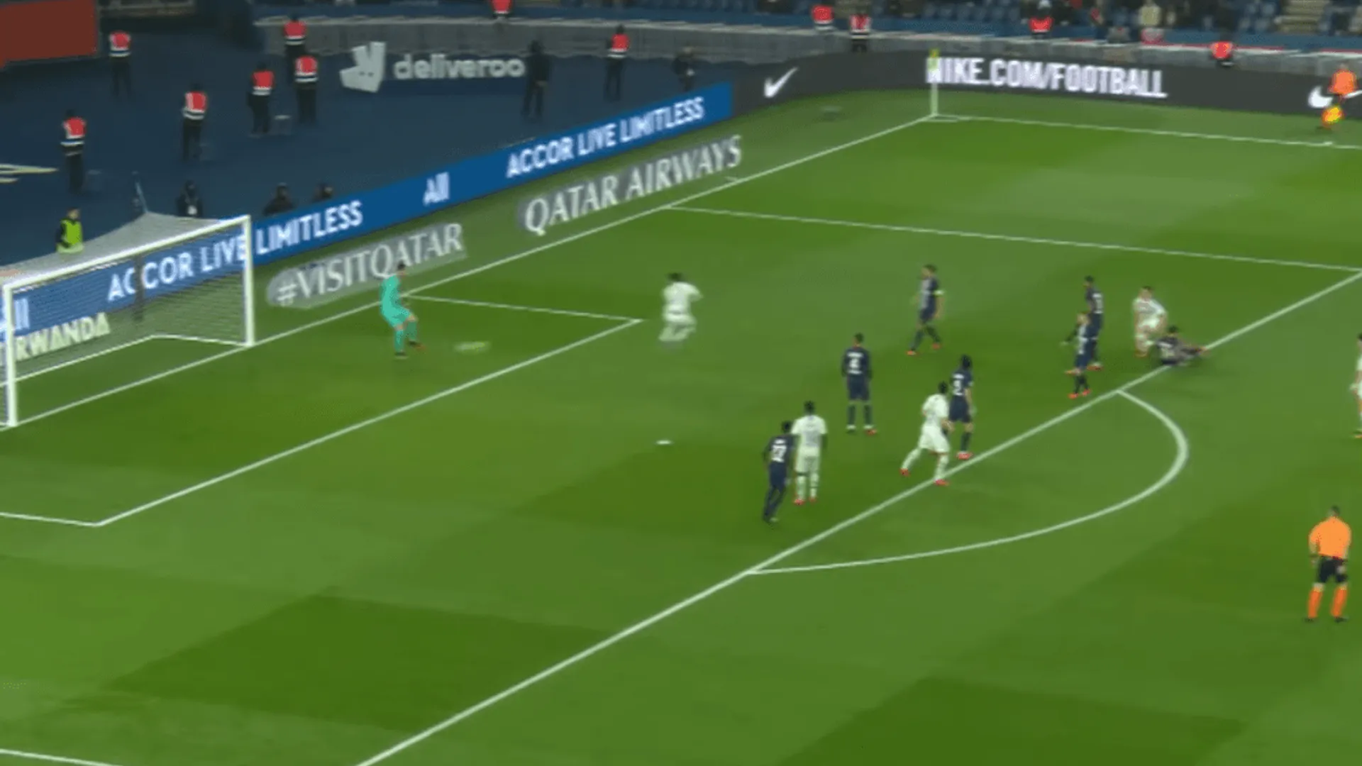 Thomas Tuchel puso a Sergio Rico en vez de Keylor Navas y cometió un insólito blooper
