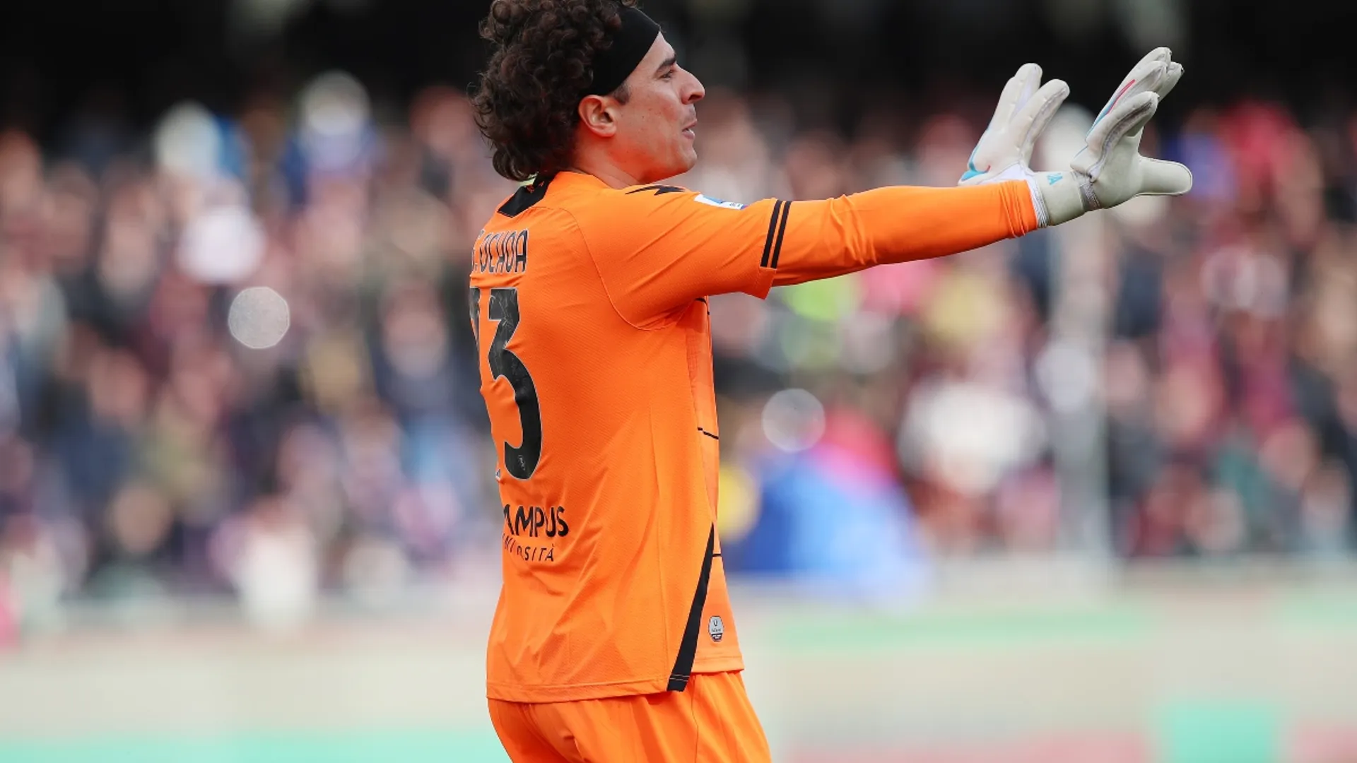 Dos grandes de Europa preguntan por Guillermo Ochoa