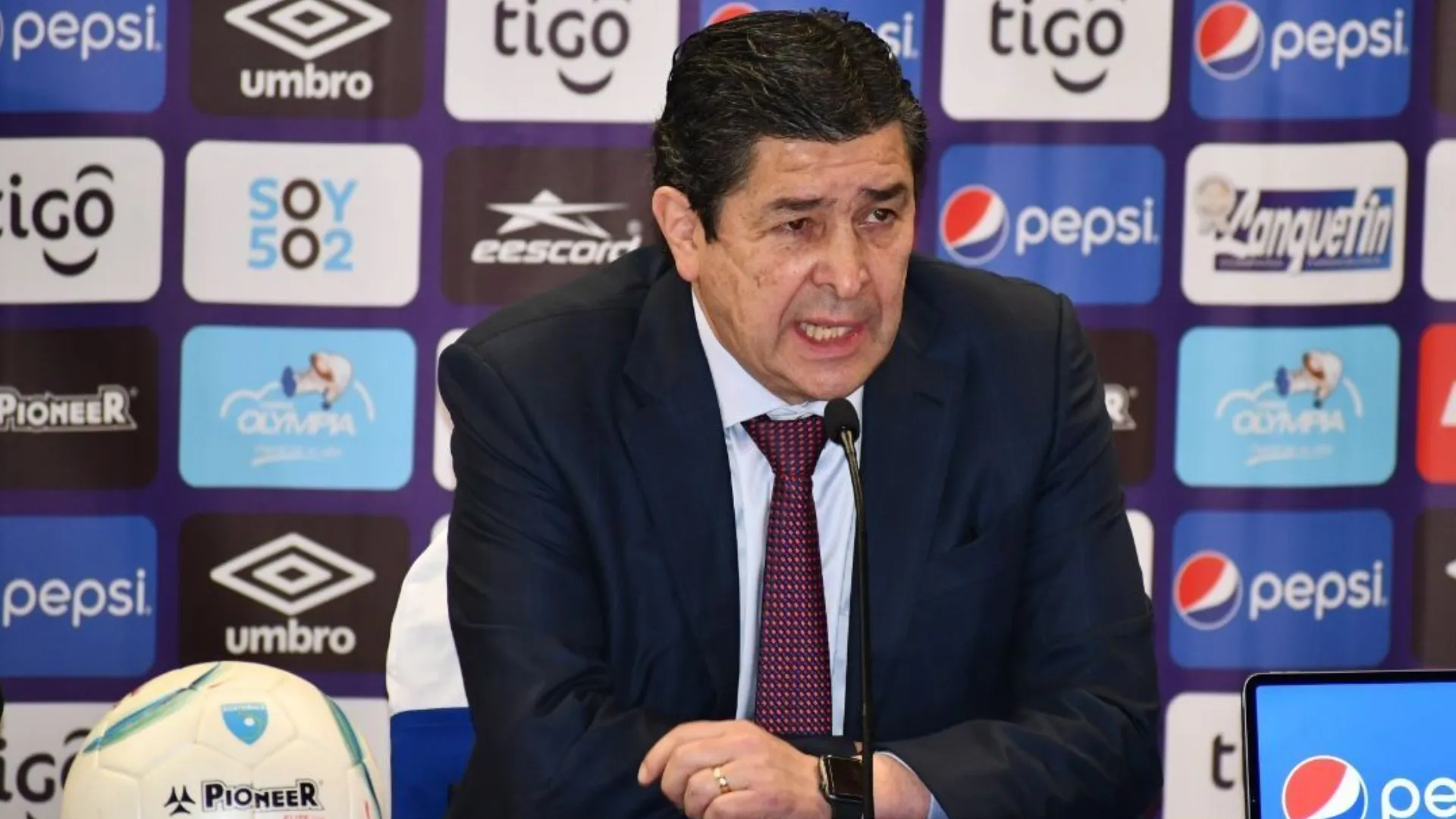 Muy caliente: Luis Fernando Tena revela lo que pasó en el camerino para que Guatemala le remontara a República Dominicana