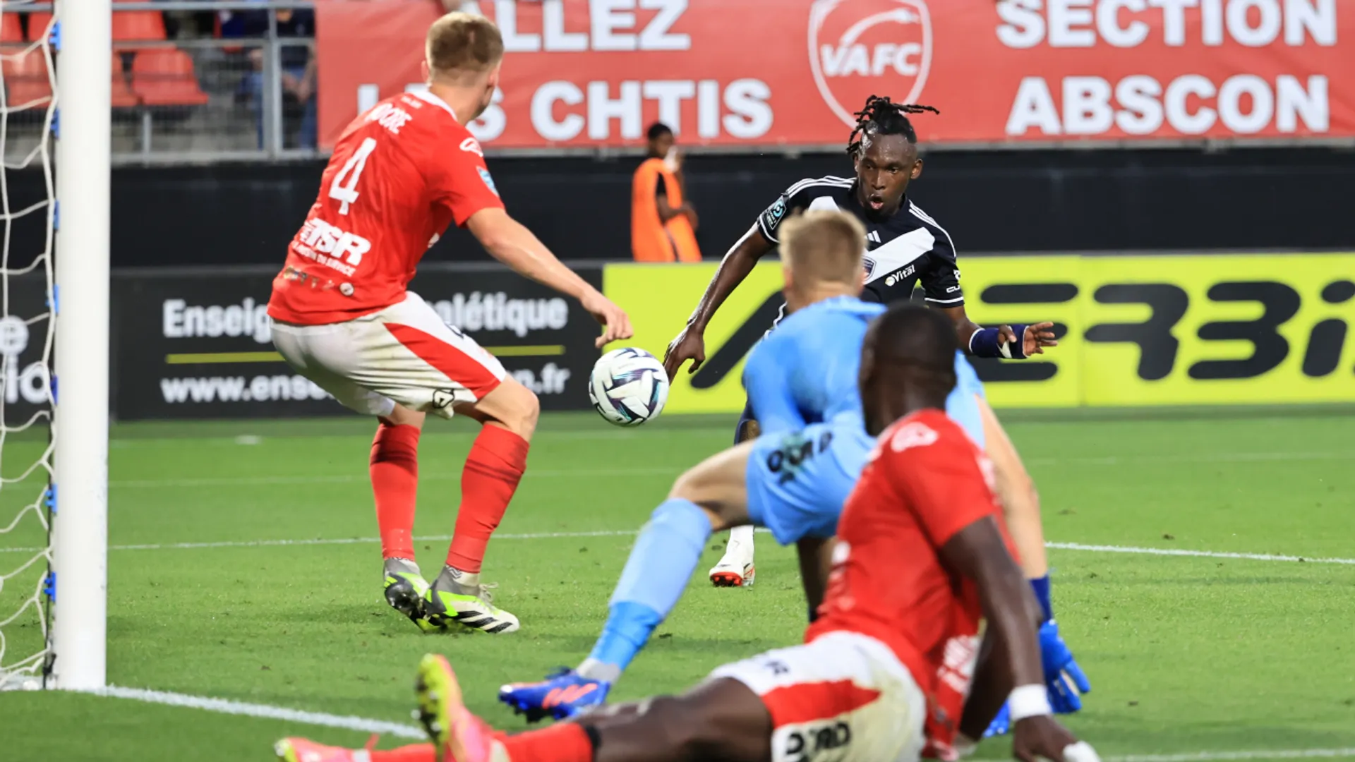 Alberth Elis sumó otra anotación en la temporada con Girondins Burdeos