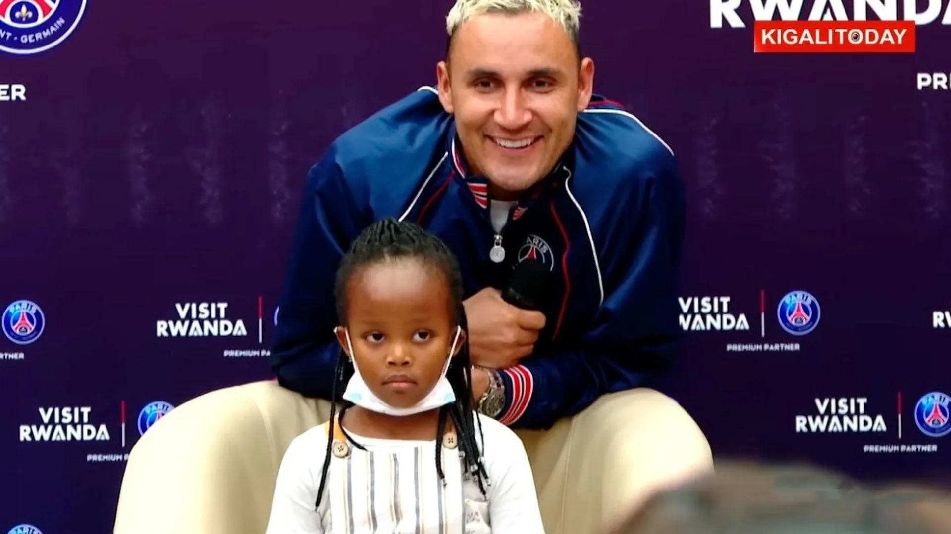 El tierno momento que protagonizó Keylor Navas en Ruanda