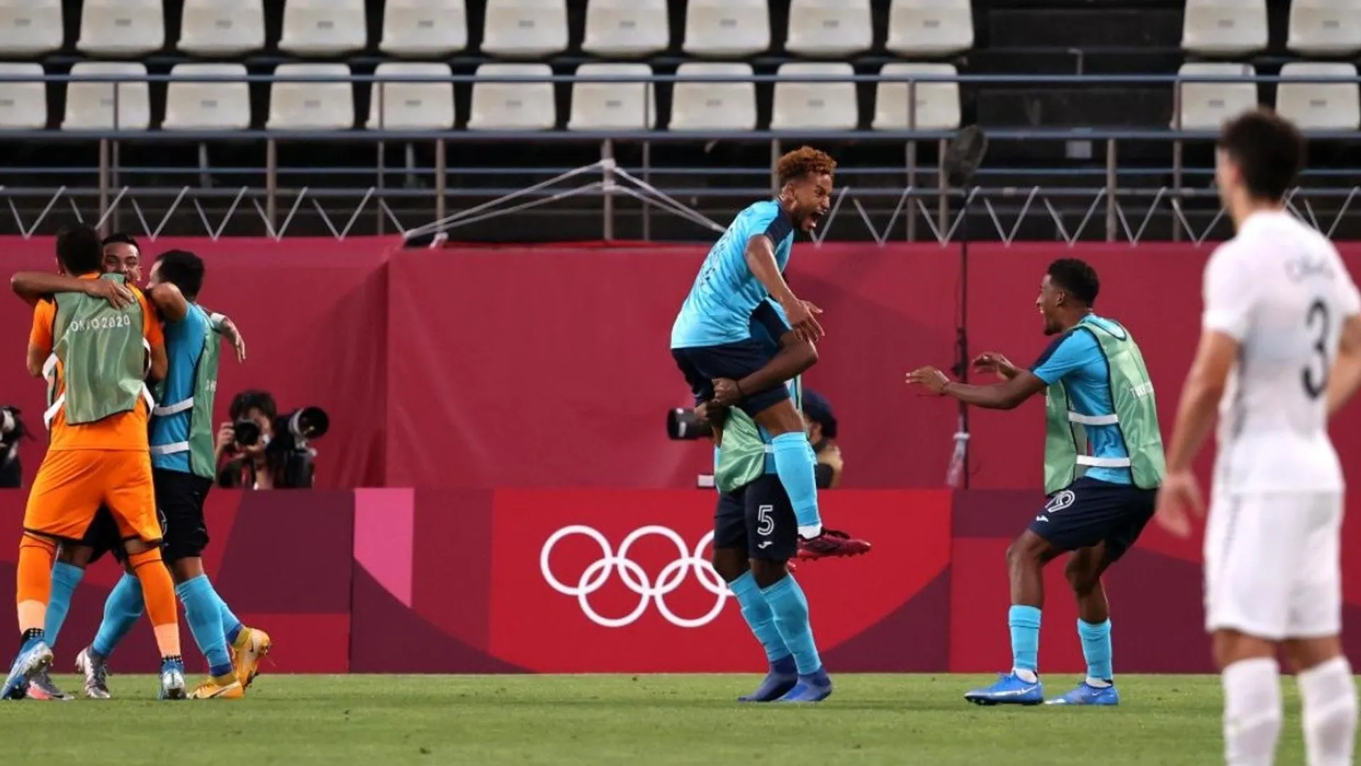 Honduras revive ante Nueva Zelanda y sueña con los cuartos