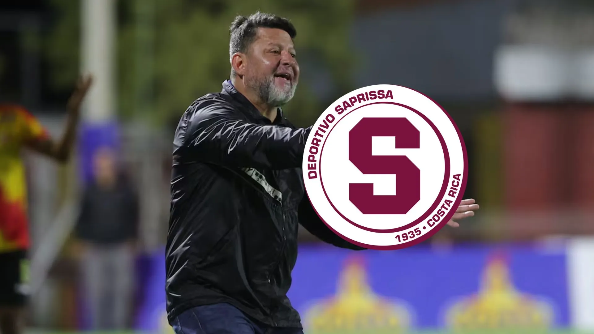 Jafet Soto y el escudo de Saprissa.