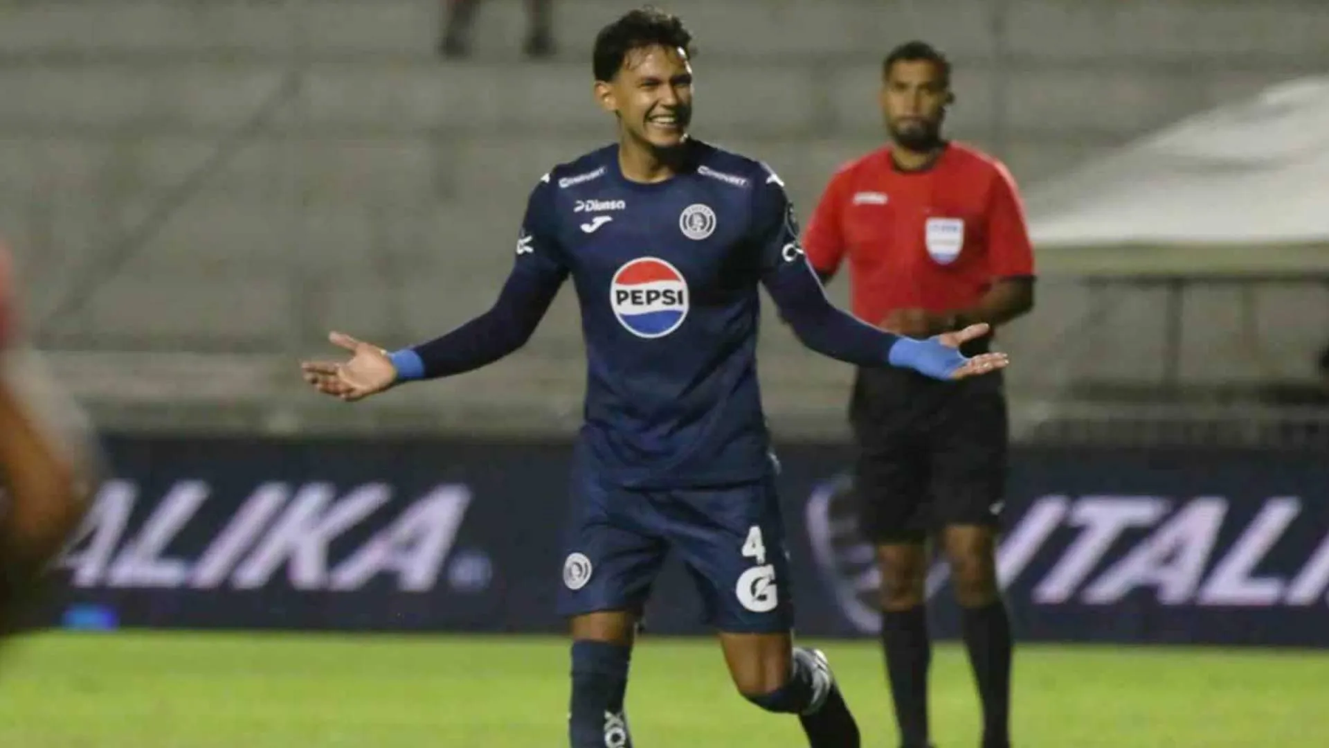 Luis Vega aumenta las dudas en Motagua: ¿Qué pasará con el futuro del central?