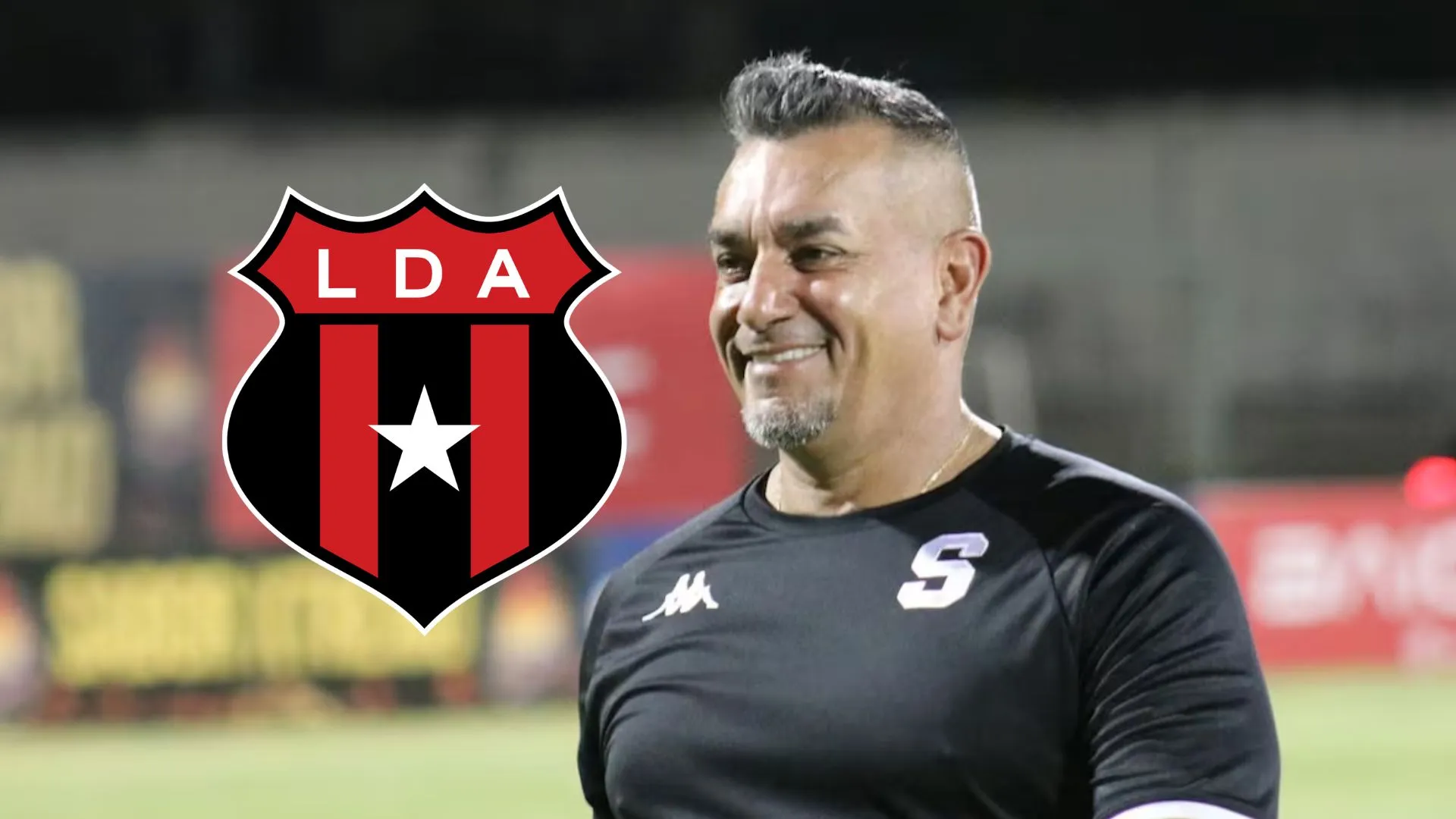 José Giacone sonríe como entrenador de Saprissa.