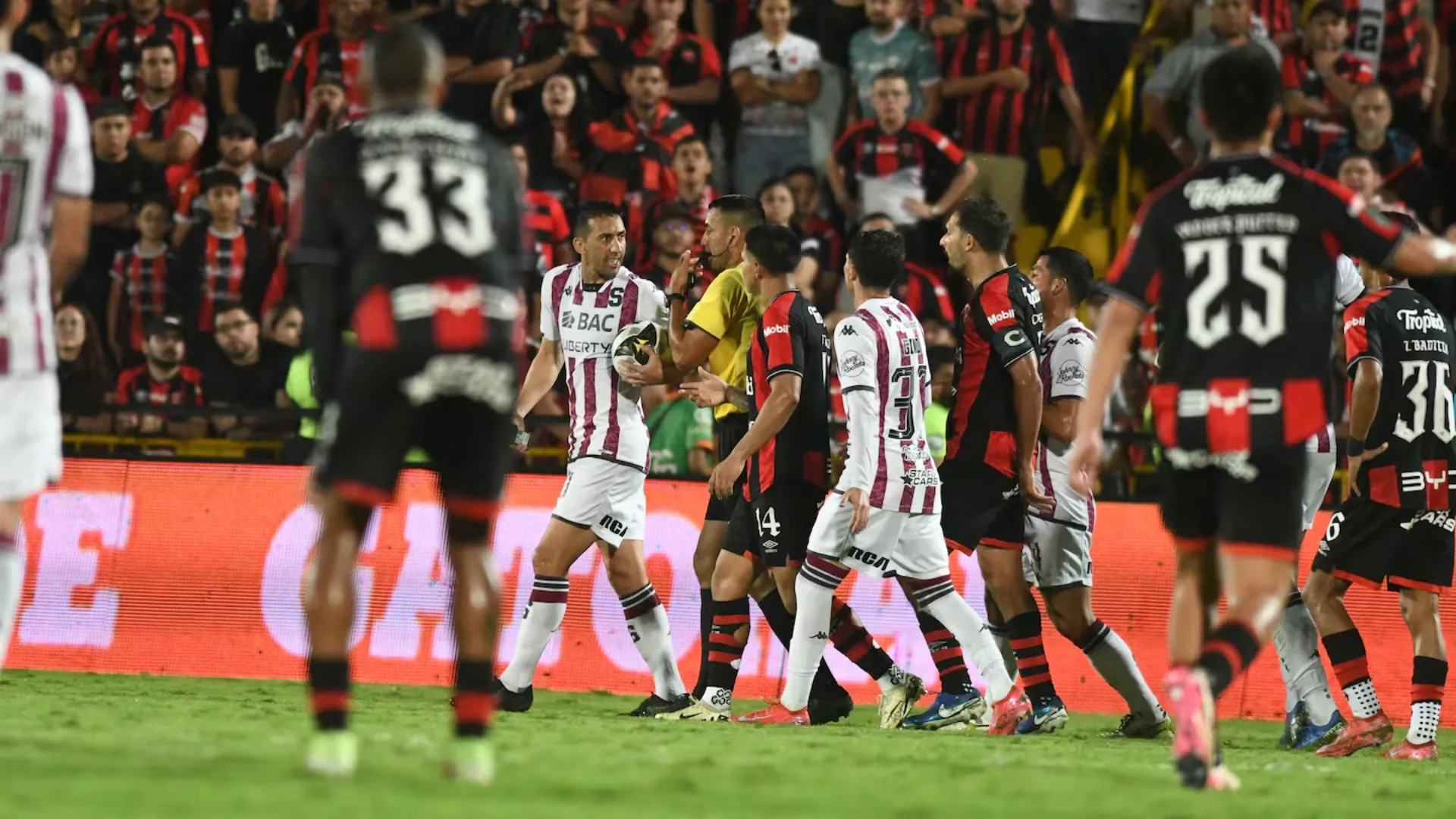 Saprissa podría llevarse a un jugador de Alajuelense.