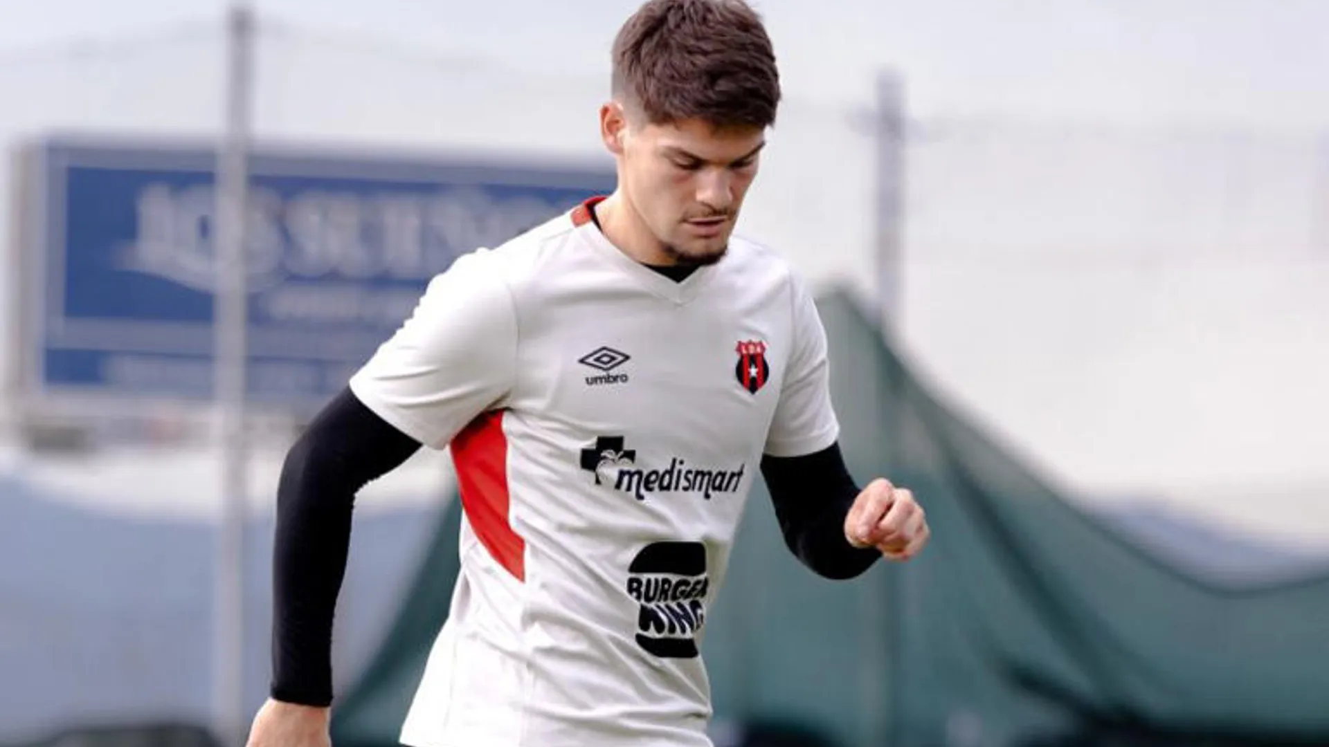 Elián Quesada no tiene lugar en Alajuelense y un referente del equipo decidió contar toda la verdad: “Es un tema del Machillo Ramírez”