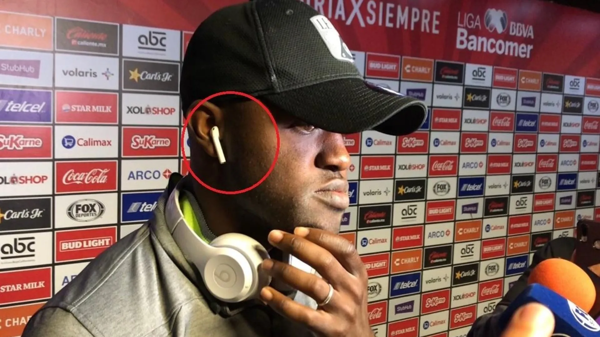 Joel Campbell se convierte en meme por usar 2 audífonos al mismo tiempo