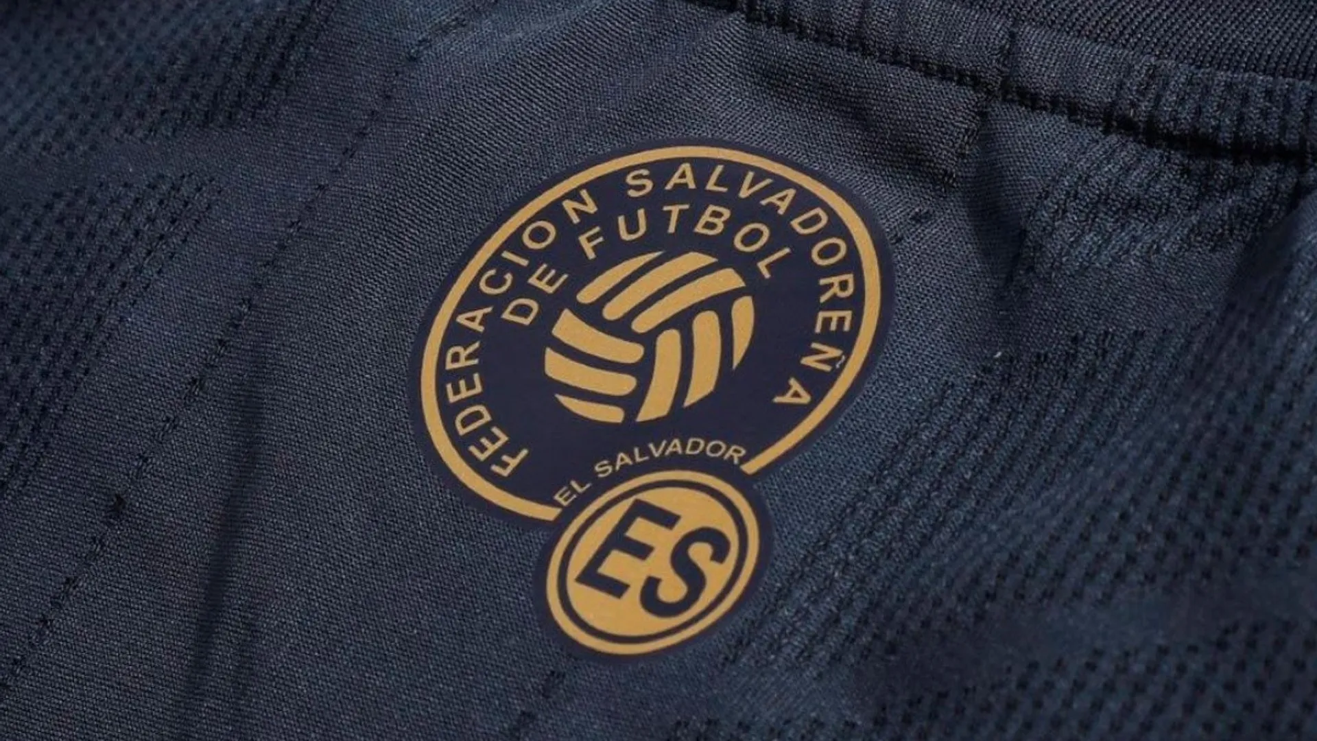 Selección de El Salvador presenta camiseta totalmente negra
