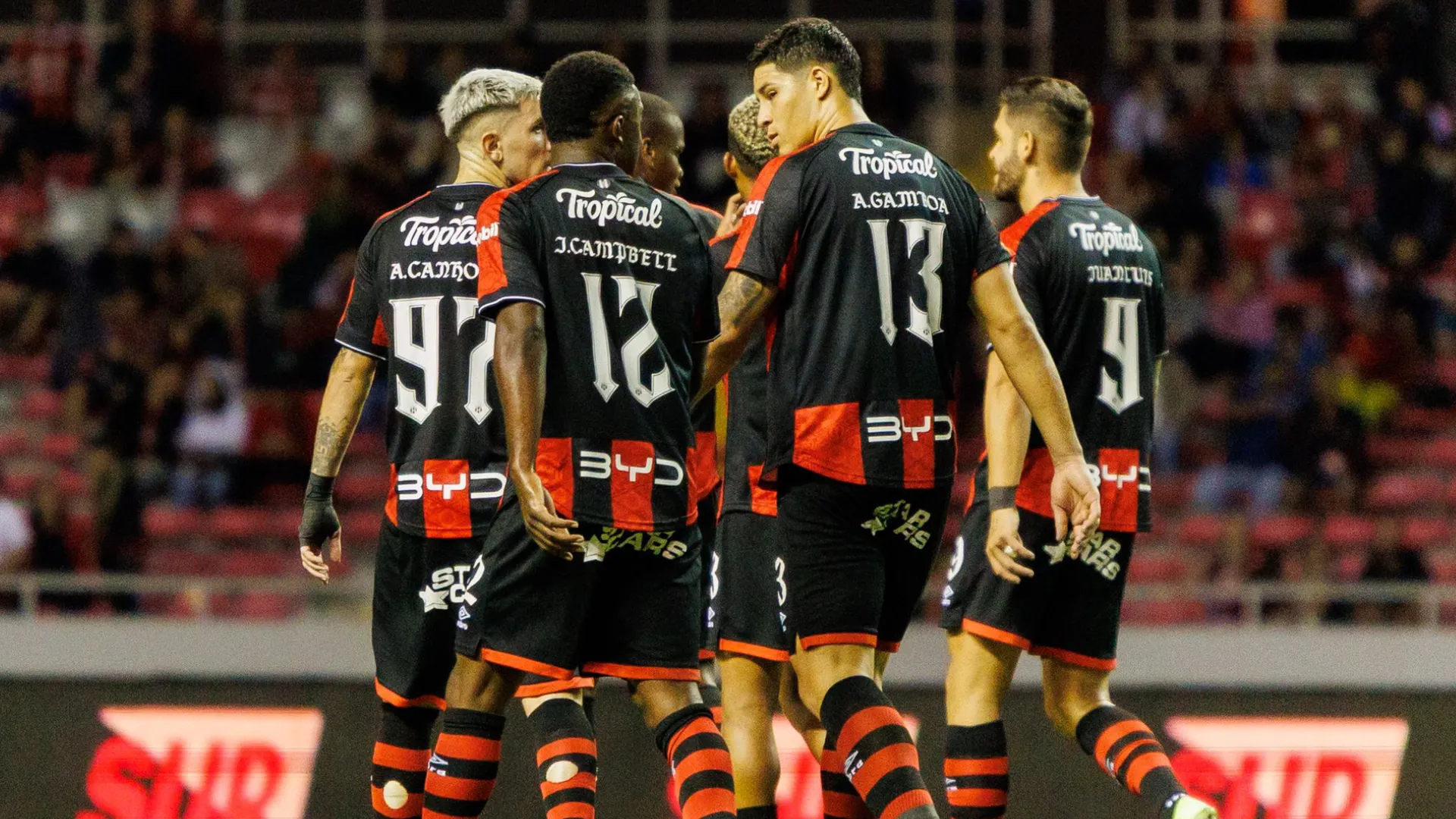 ¡Atención Alajuelense! Uno de sus rivales directos podría contratar a un técnico campeón internacional