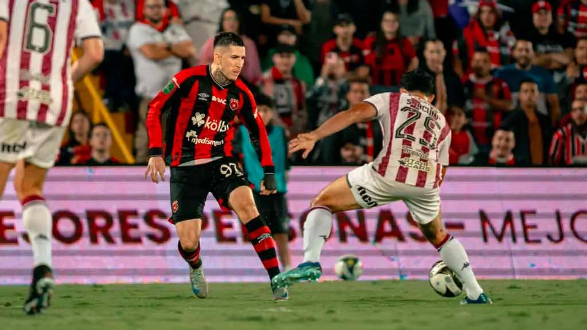 Alajuelense y Saprissa pelearán por el mismo jugador.