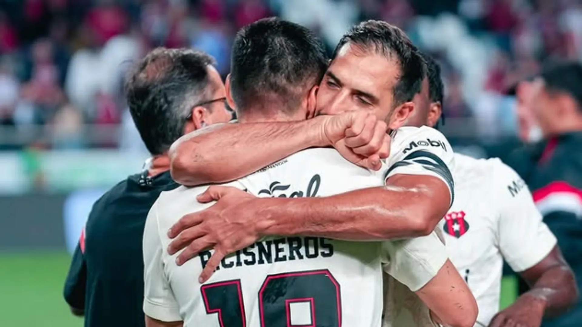Dolor en Alajuelense: Ronaldo Cisneros atraviesa un difícil momento familiar junto a su esposa, Valeria Camacho