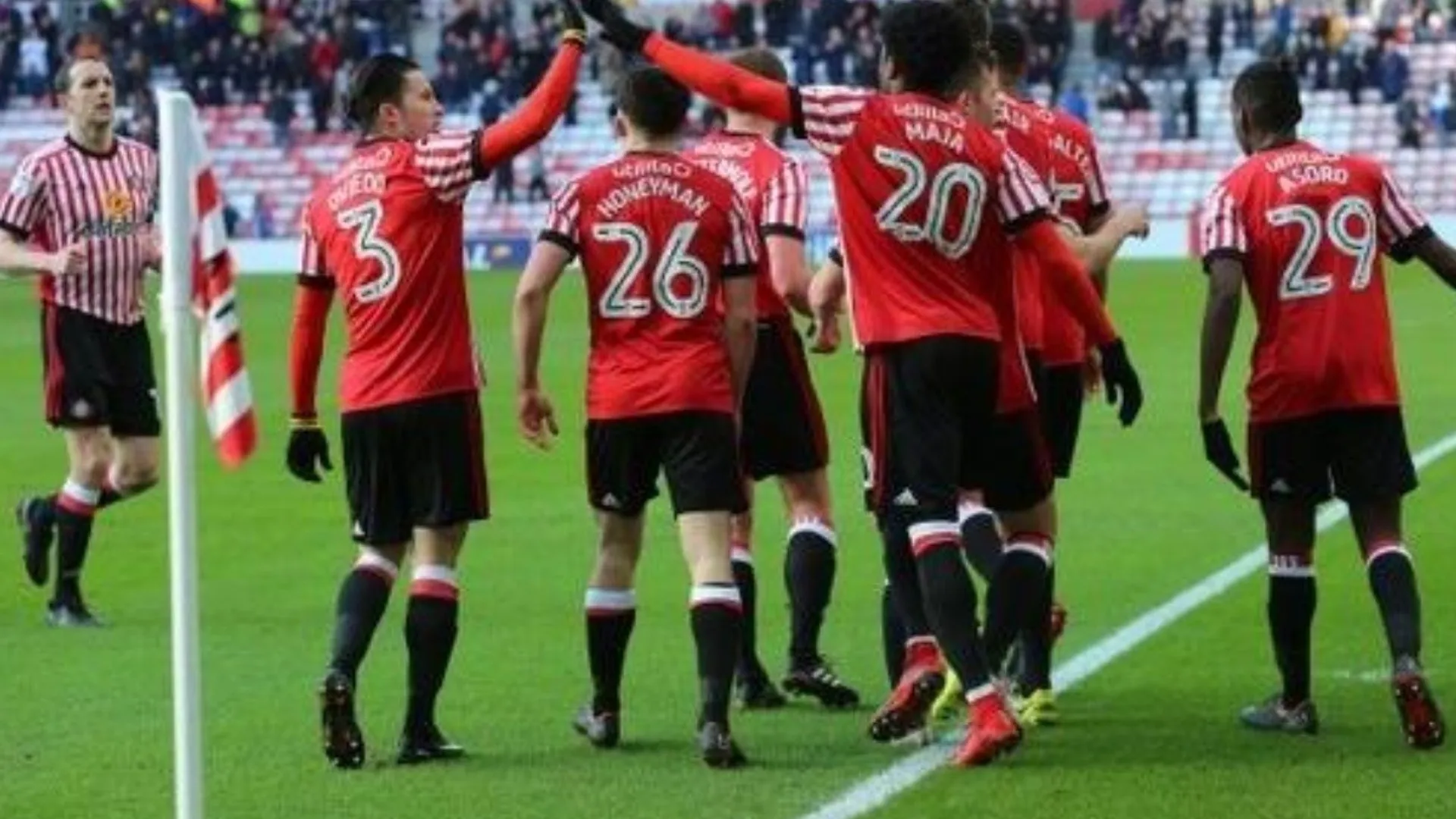 Bryan Oviedo no fue convocado por Sunderland y finalmente saldría