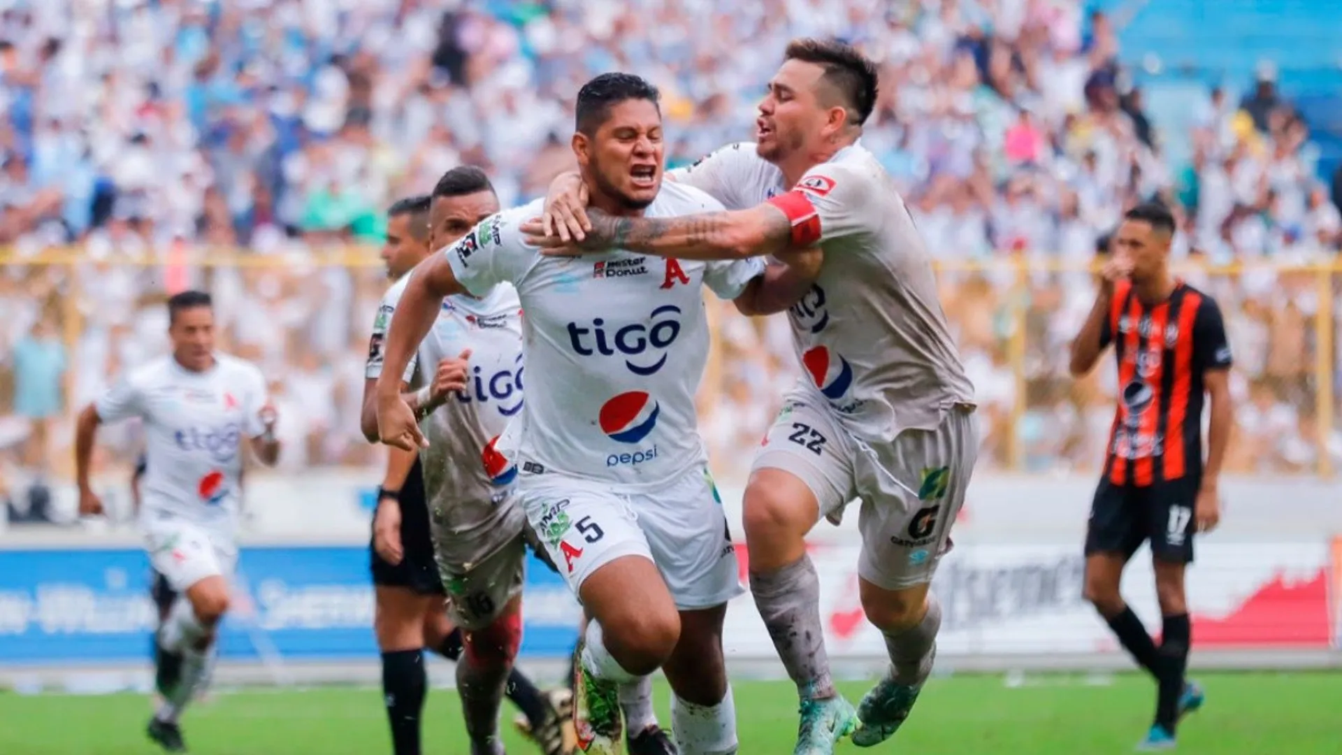 Alianza se proclamó bicampeón en El Salvador