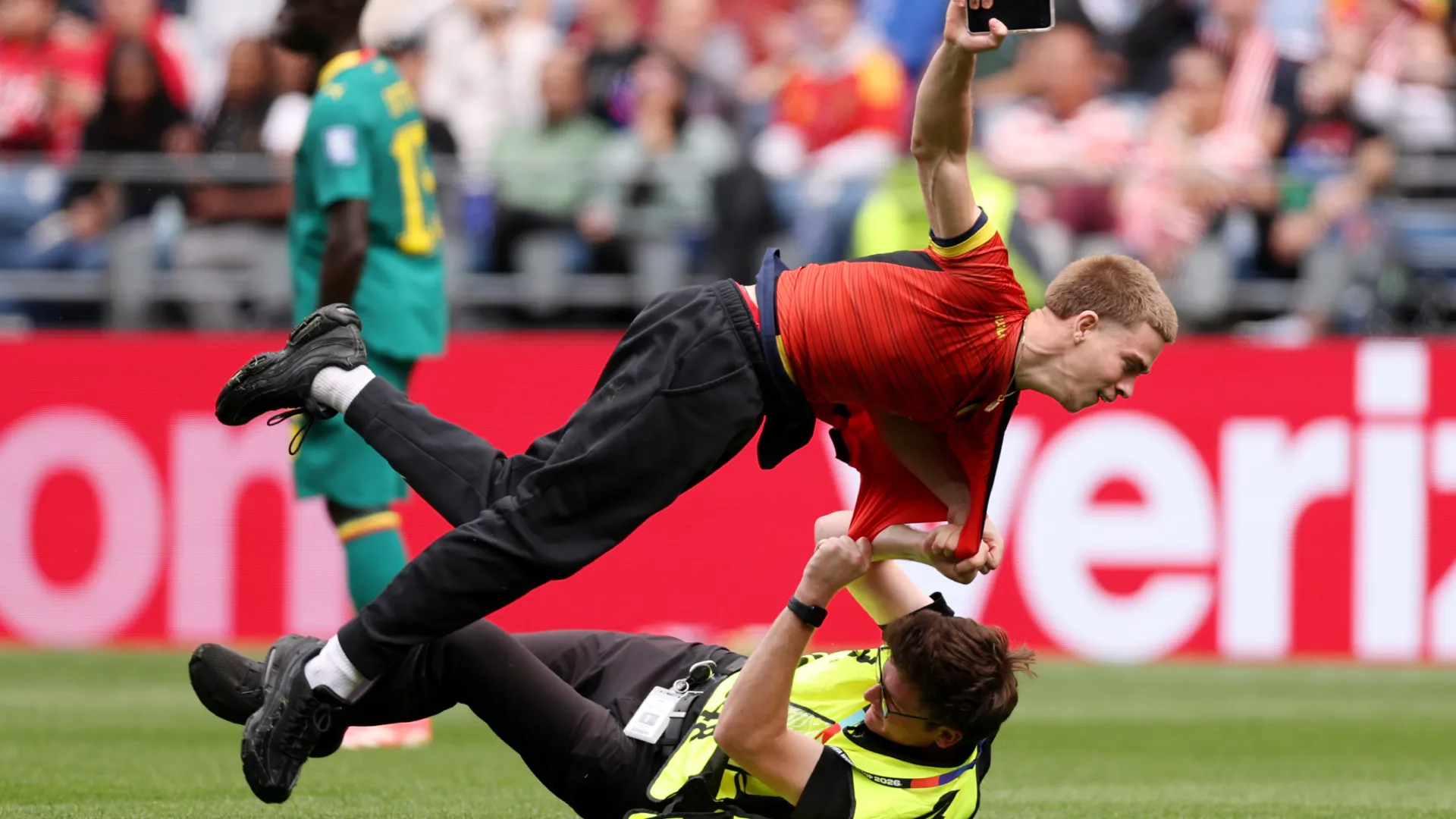 La TV lo censuró: los intrusos que obligaron a parar el partido Bélgica vs. Senegal por los 16avos de final del Mundial 2026
