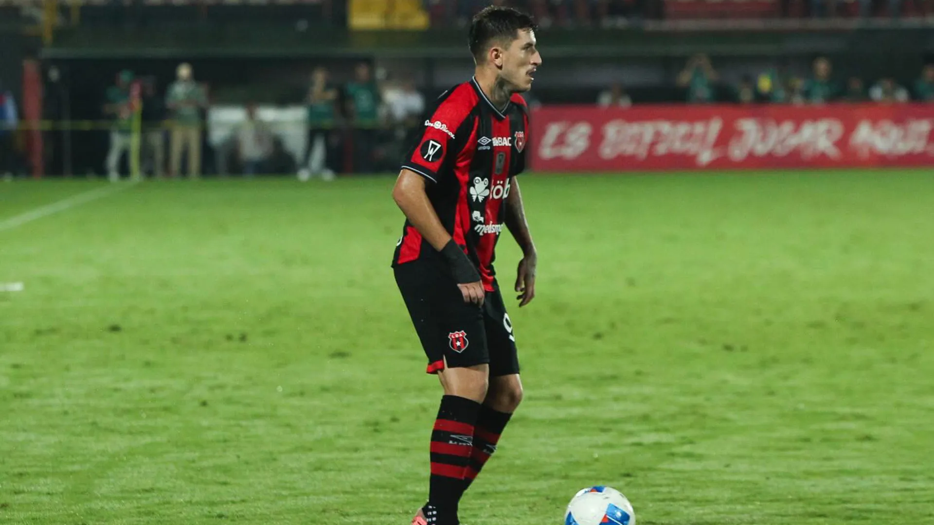 Canhoto preocupa a Alajuelense mientras se divierte lejos del equipo