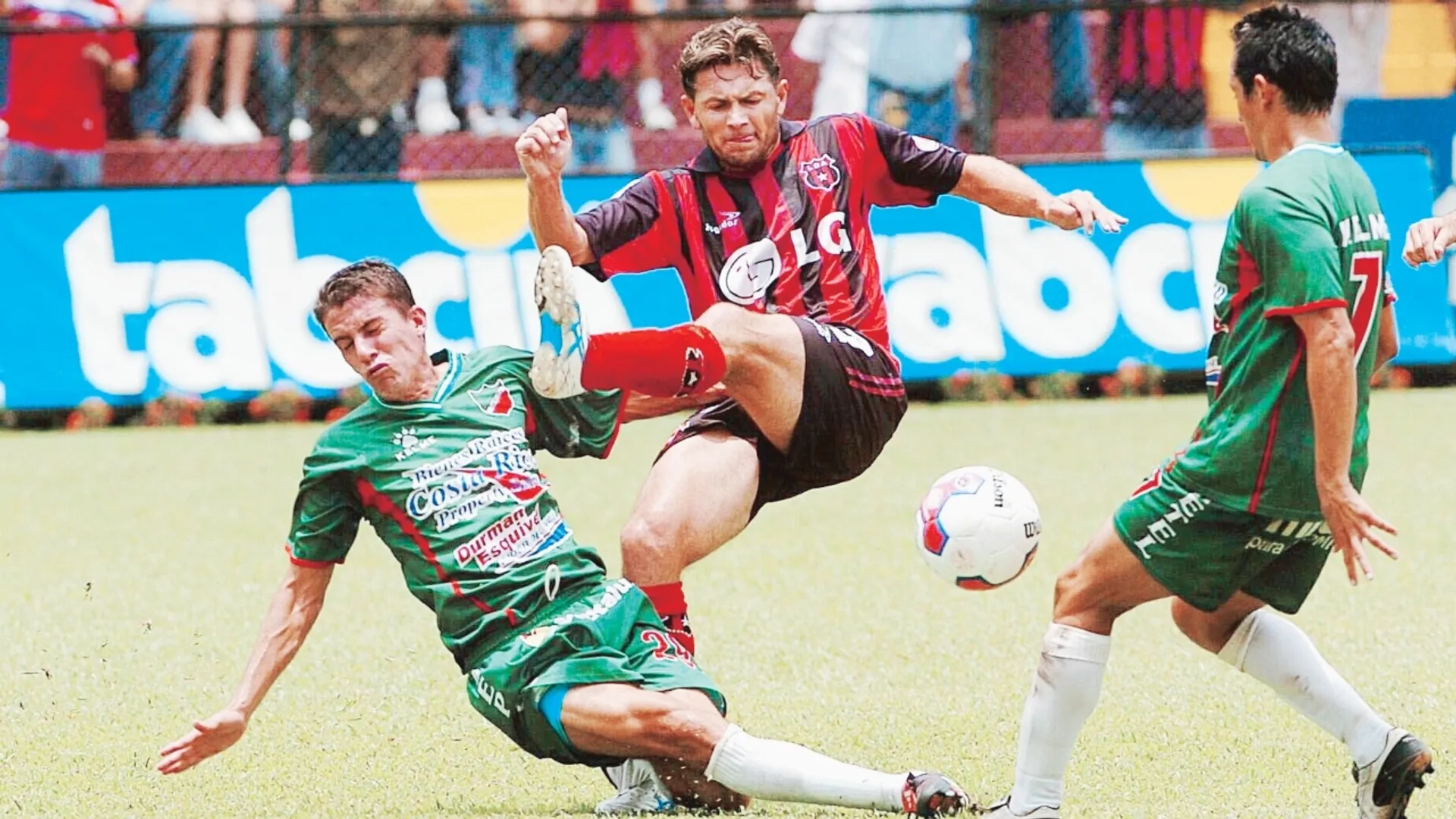 Los mejores tres futbolistas en la historia del Alajuelense según ChatGPT