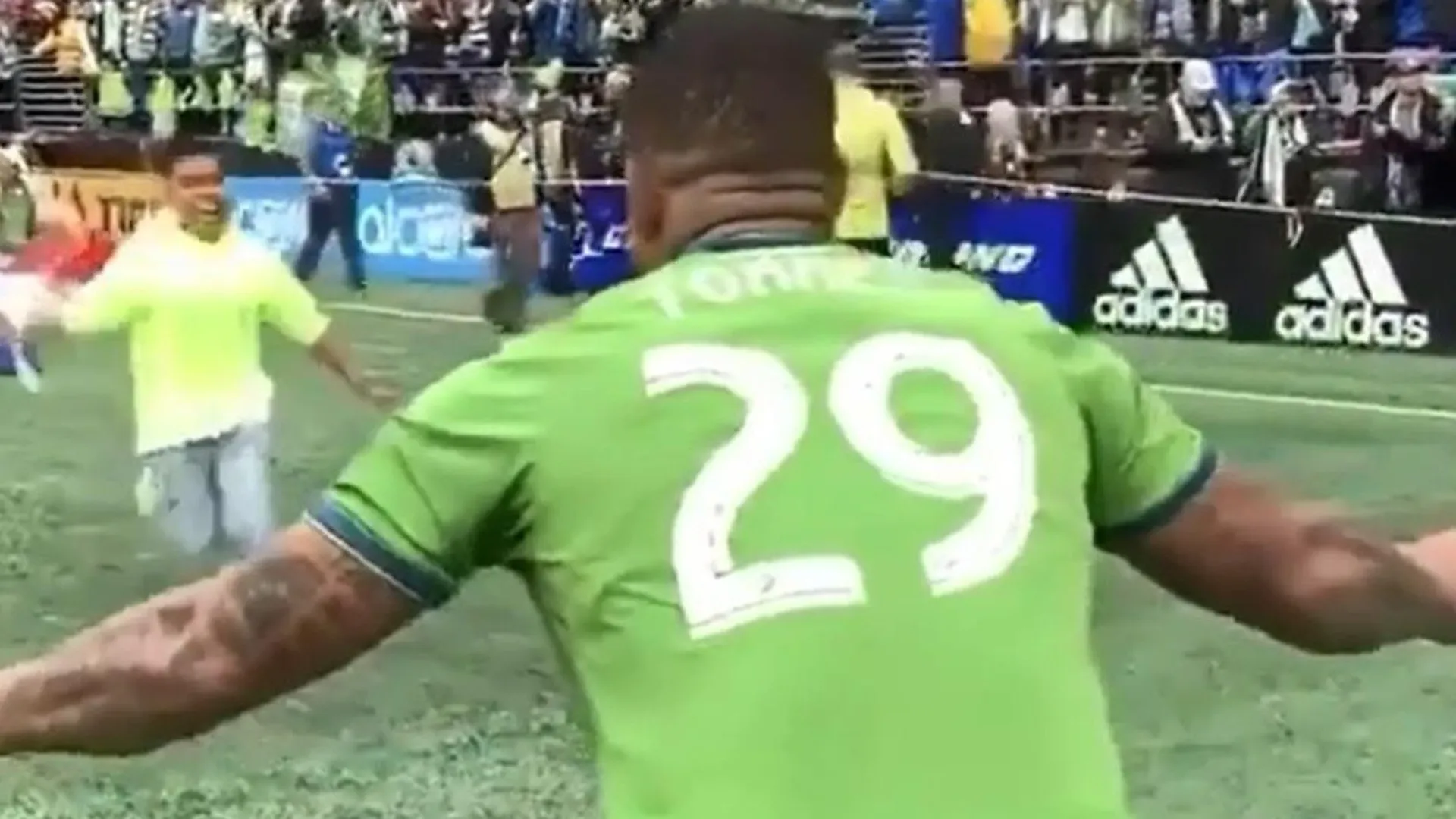 En video, el emotivo encuentro de Román Torres con su familia tras reconquistar la MLS