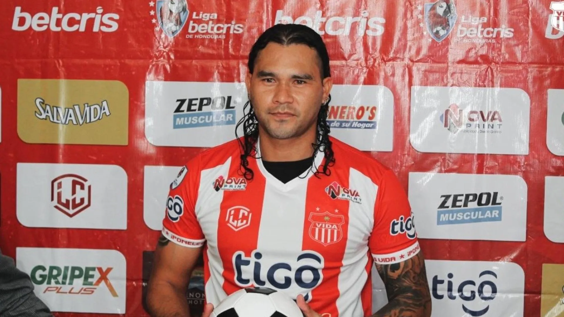 ¡Sin debutar! Primer inconveniente del Gullit Peña con el Club Vida en Honduras