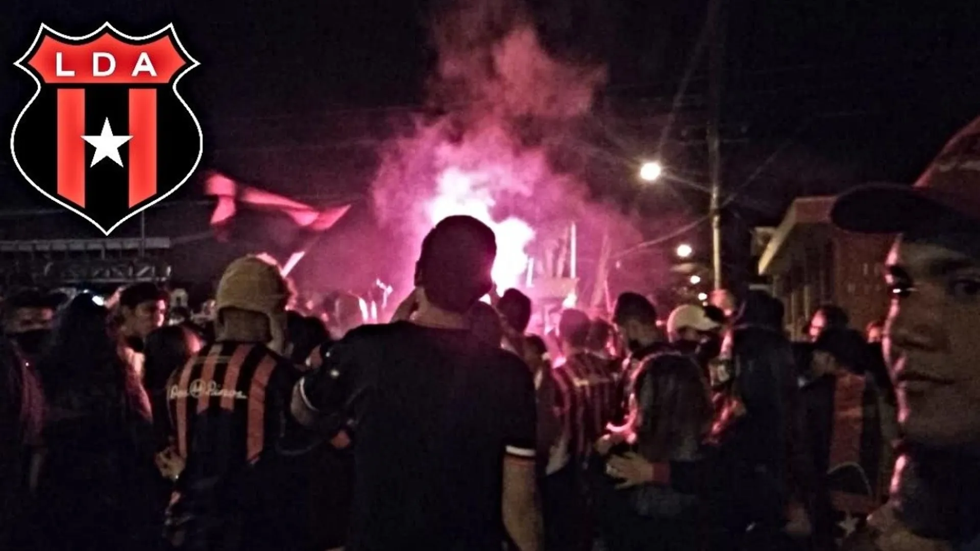 Seguidores de Alajuelense celebran en las calles el título de campeón y reciben fuertes críticas
