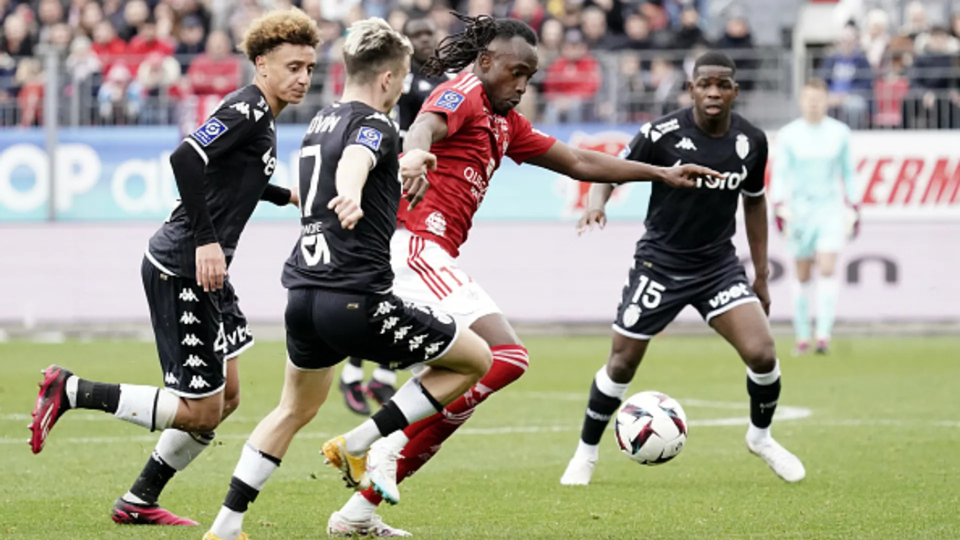 Alberth Elis no la está pasando bien en Stade Brest