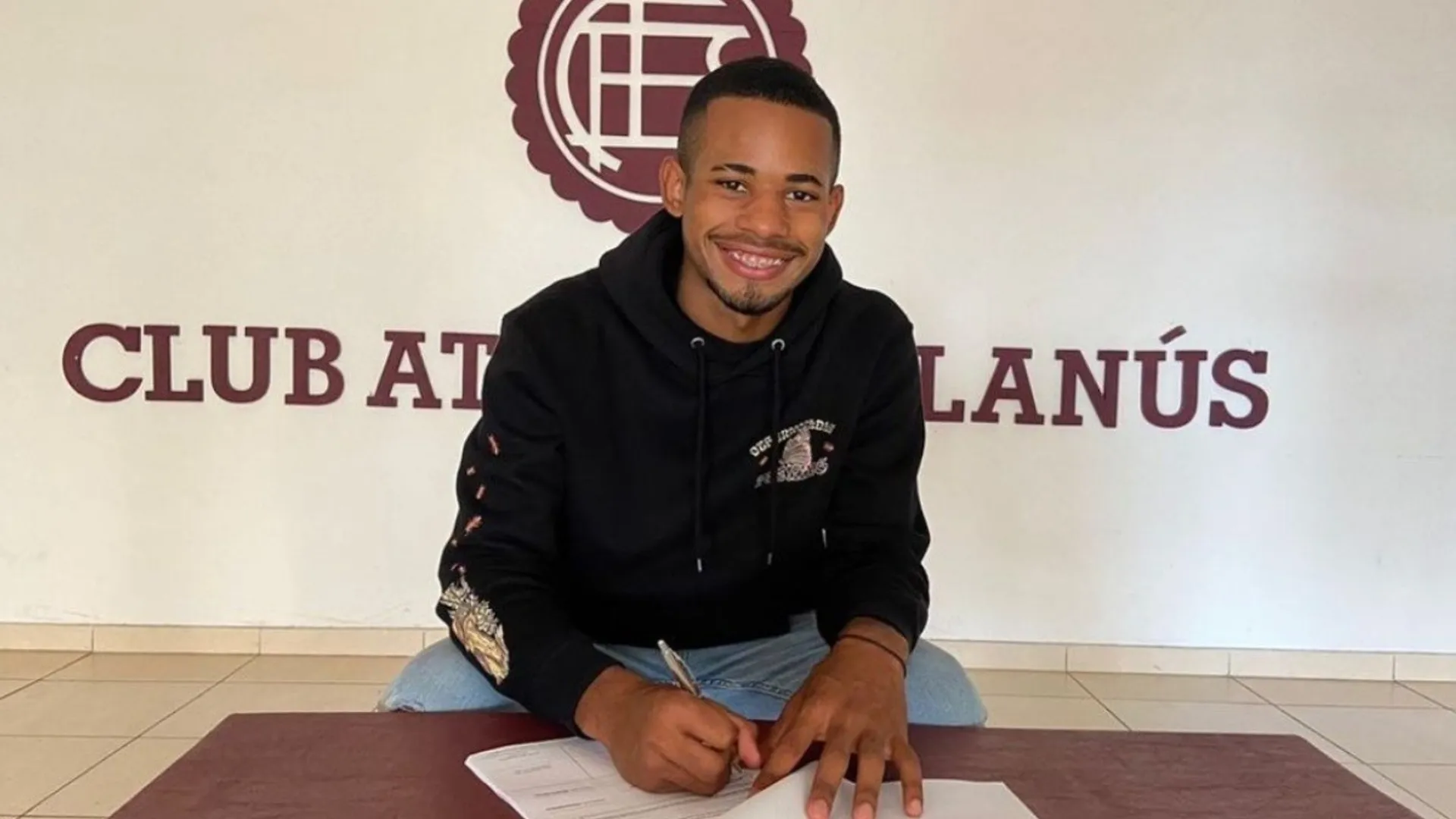 Lanús de Argentina ya fichó profesionalmente a joven delantero costarricense