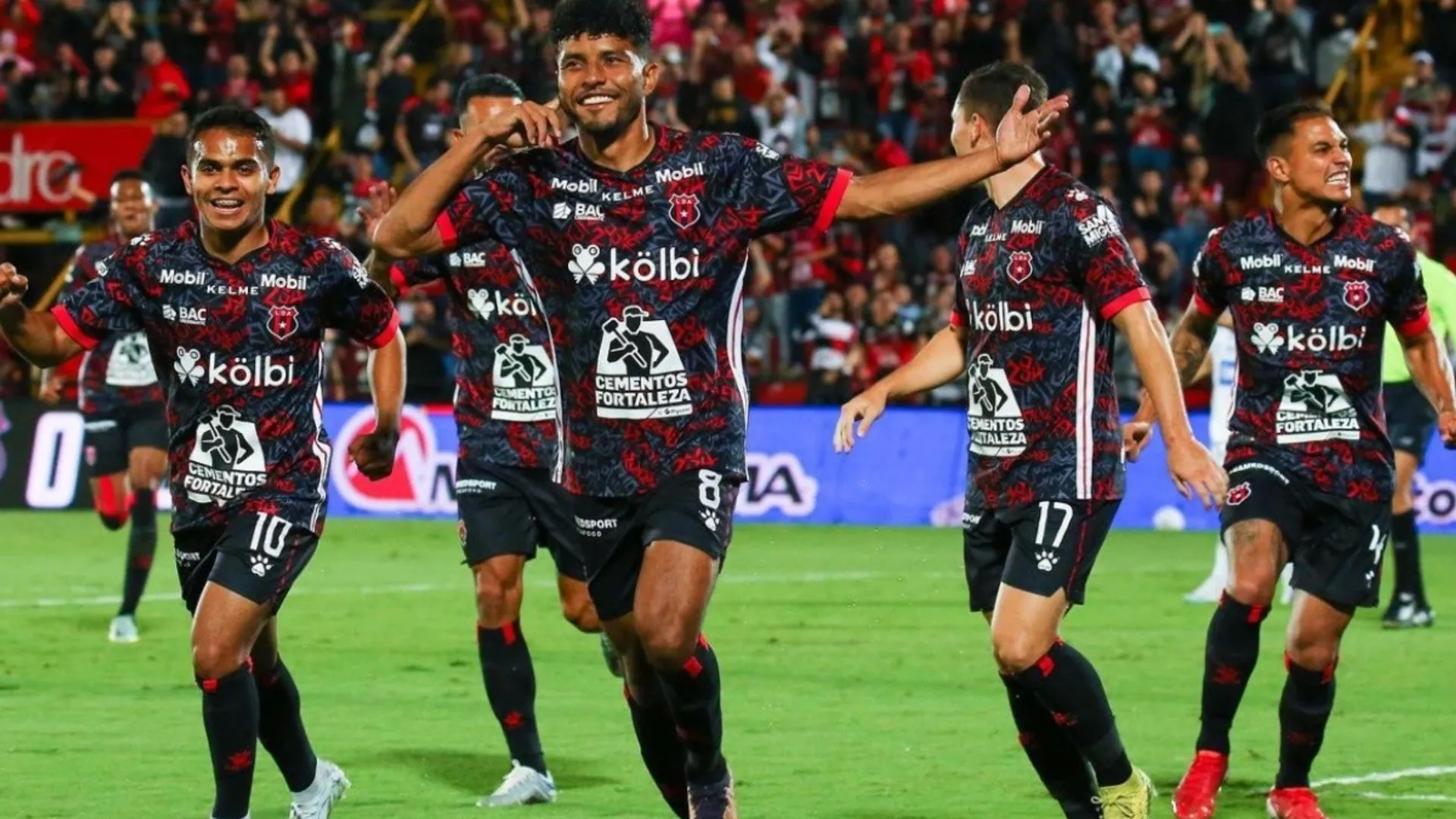 Con muchos goles y buen fútbol, Alajuelense venció a Cartaginés y sigue líder