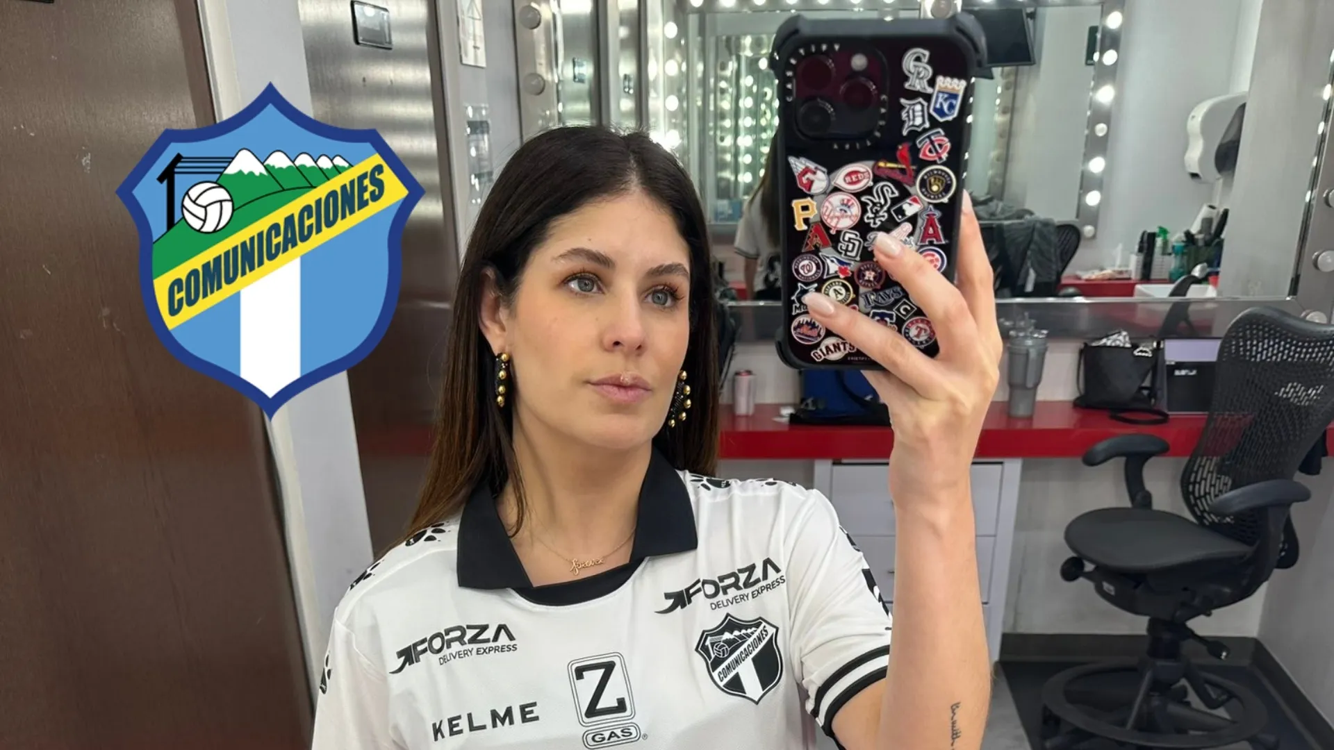 ¡Impacto Crema! Carolina Padrón deslumbró en las redes con la camiseta de Comunicaciones