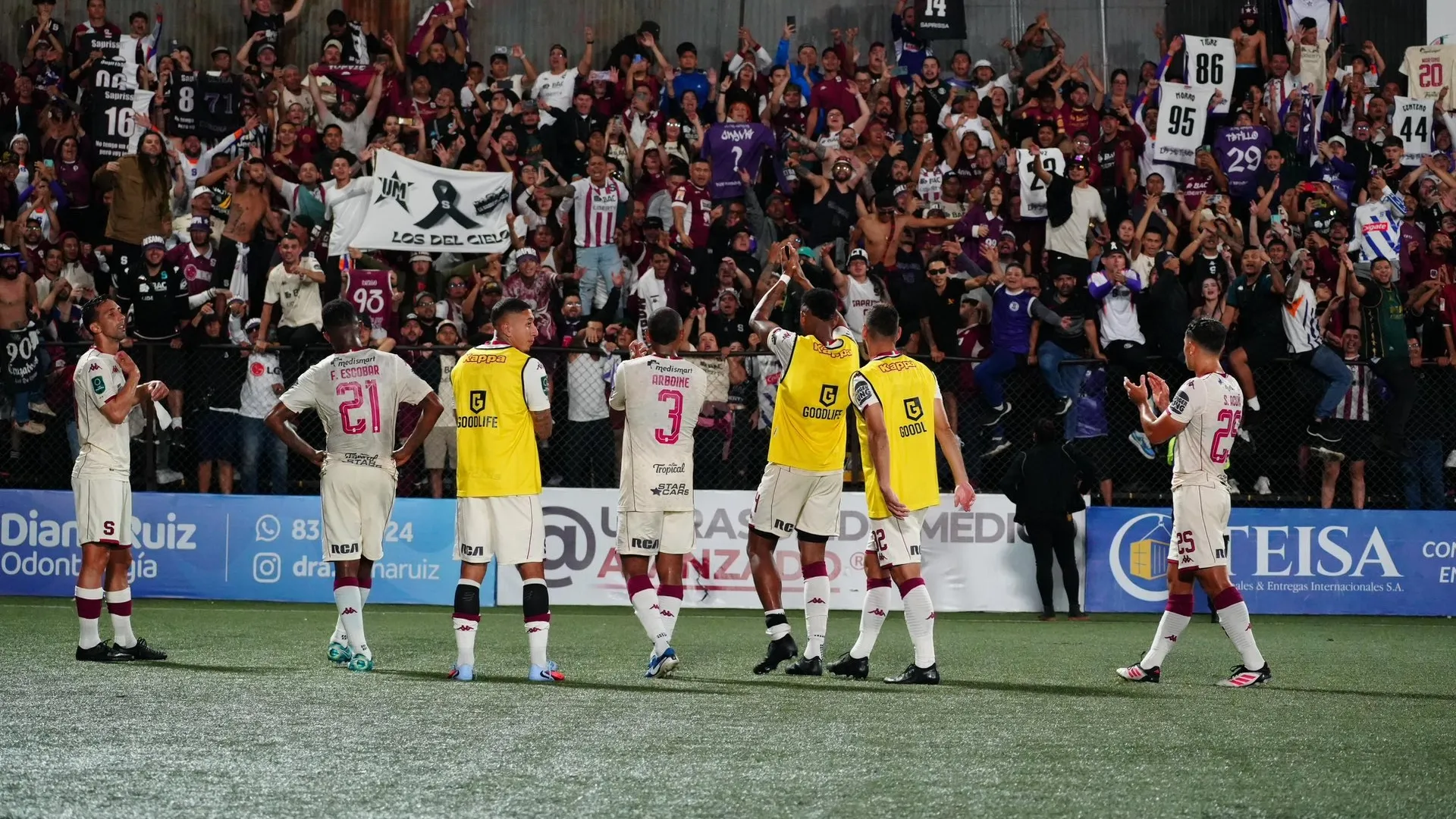 Jugador de Saprissa tuvo problemas con un aficionado. (Foto: Saprissa)