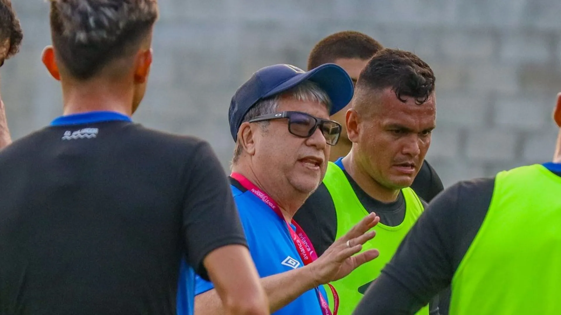 Bolillo Gómez entrenando a la Selección de El Salvador.