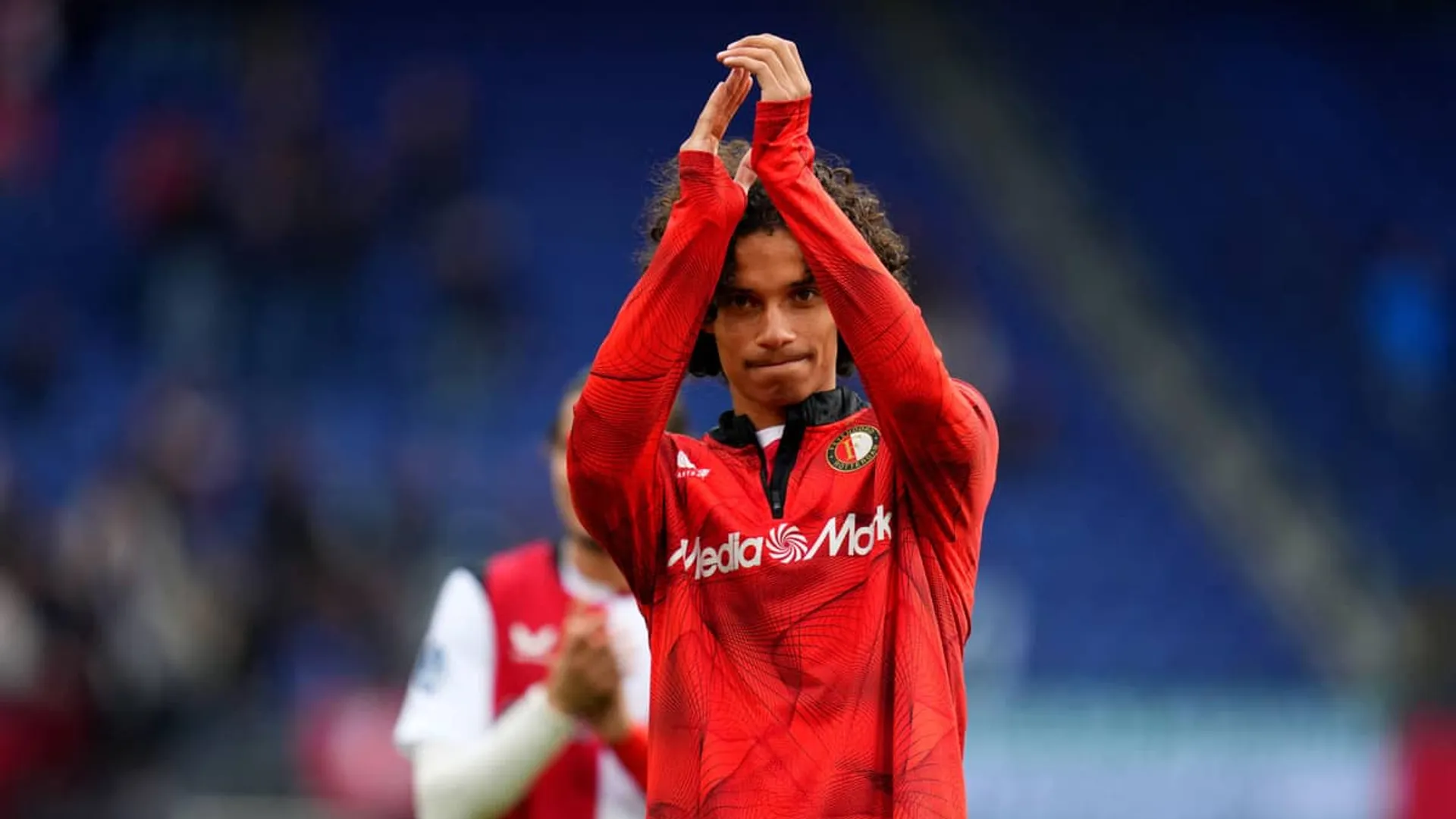 Arsenal y Chelsea siguen de cerca a Zechiël, pero Feyenoord lo renueva hasta 2029