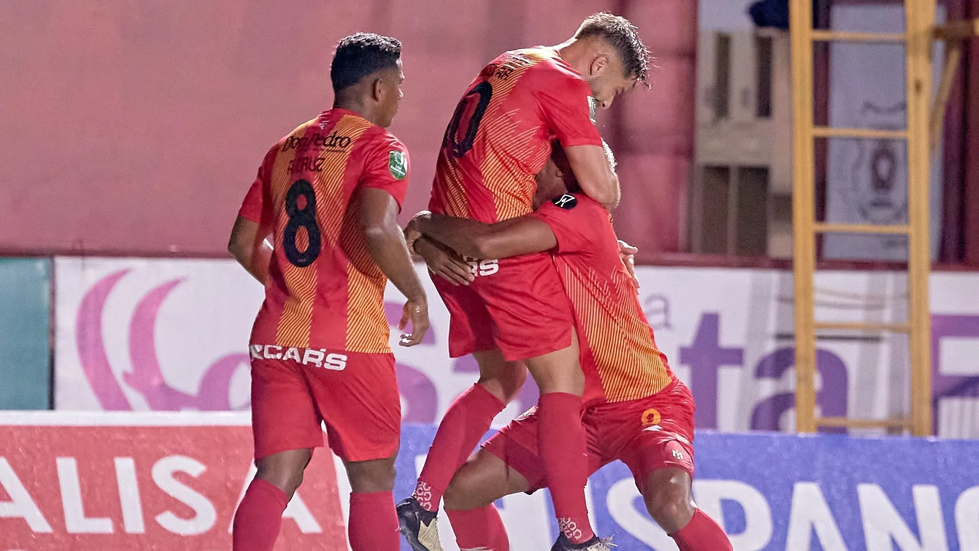 Herediano avanza por un entrenador.