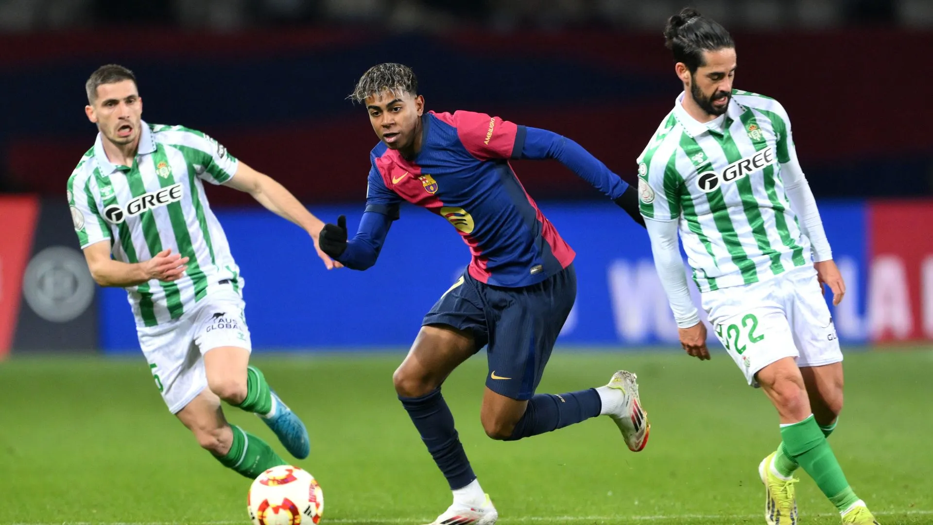 Lamine Yamal ante la marca de los jugadores del Betis.