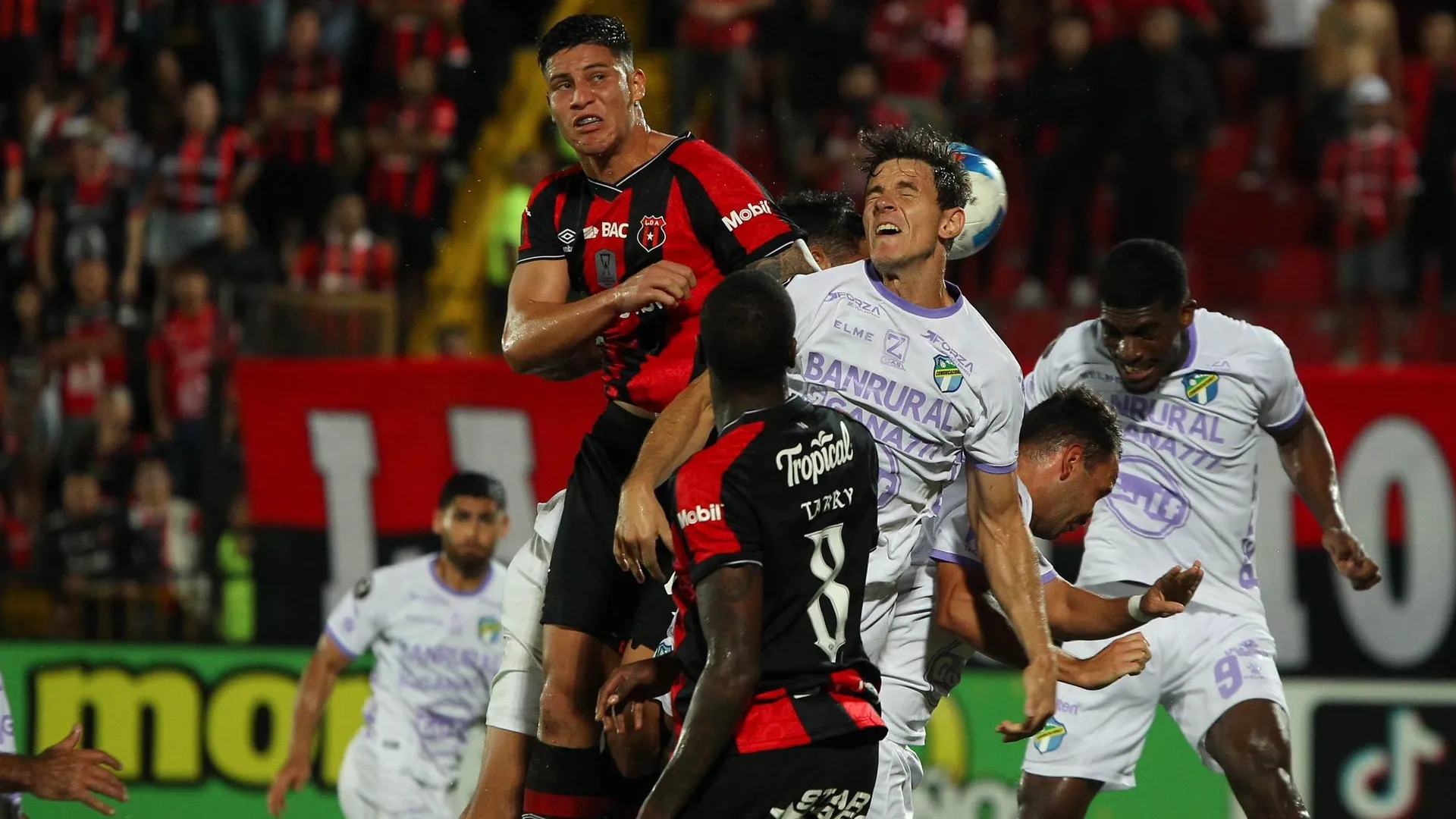 Alajuelense fue denunciado por Comunicaciones.