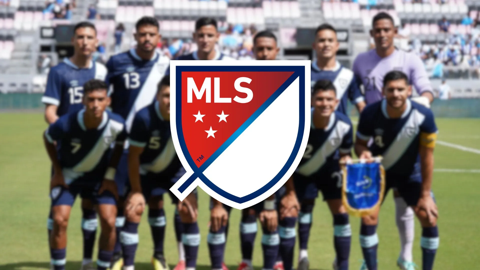 Selección de Guatemala y logo de la MLS.