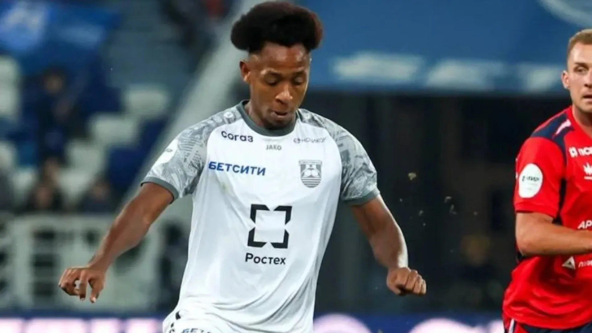 Brayan Gil recibe un fuerte golpe en el futbol de Rusia
