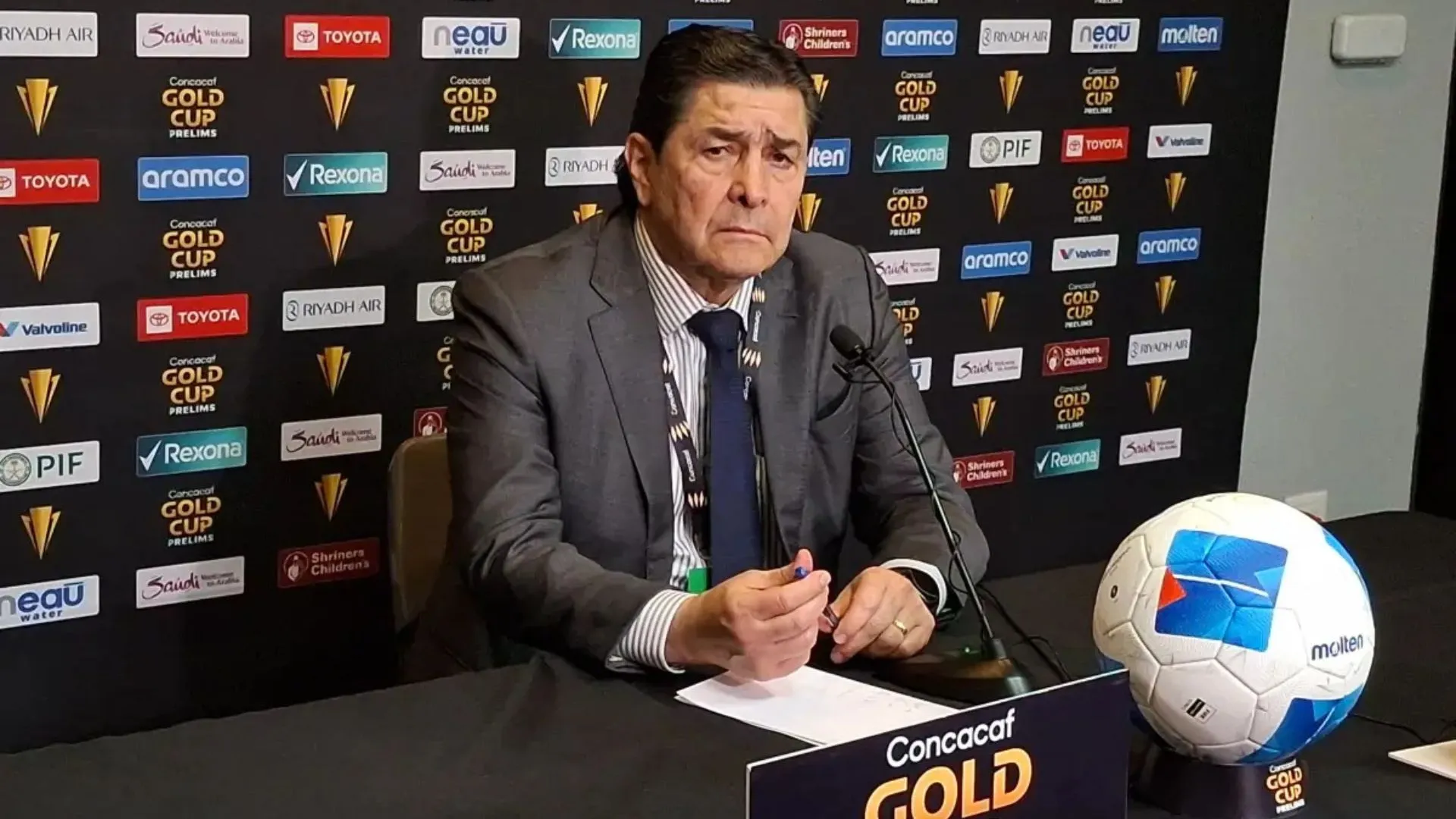 Luis Fernando Tena en conferencia de prensa.