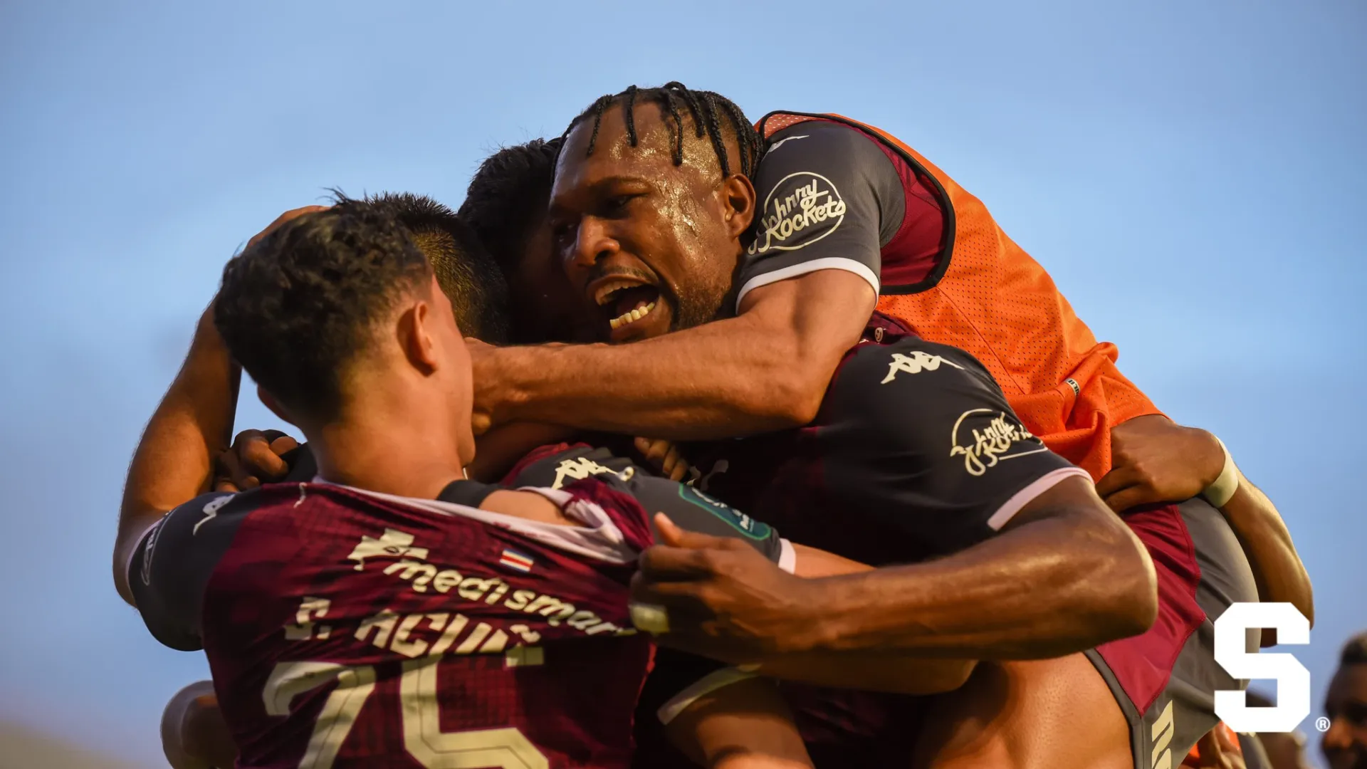 Revés de último momento: Fedefútbol confirma la decisión más temida contra Saprissa que celebra Jafet Soto
