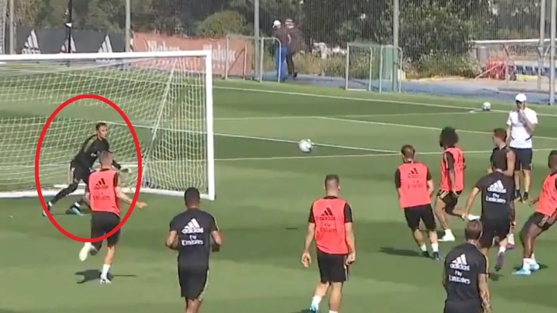 Keylor logra atajada increíble y en España no creen que sea el suplente del Madrid