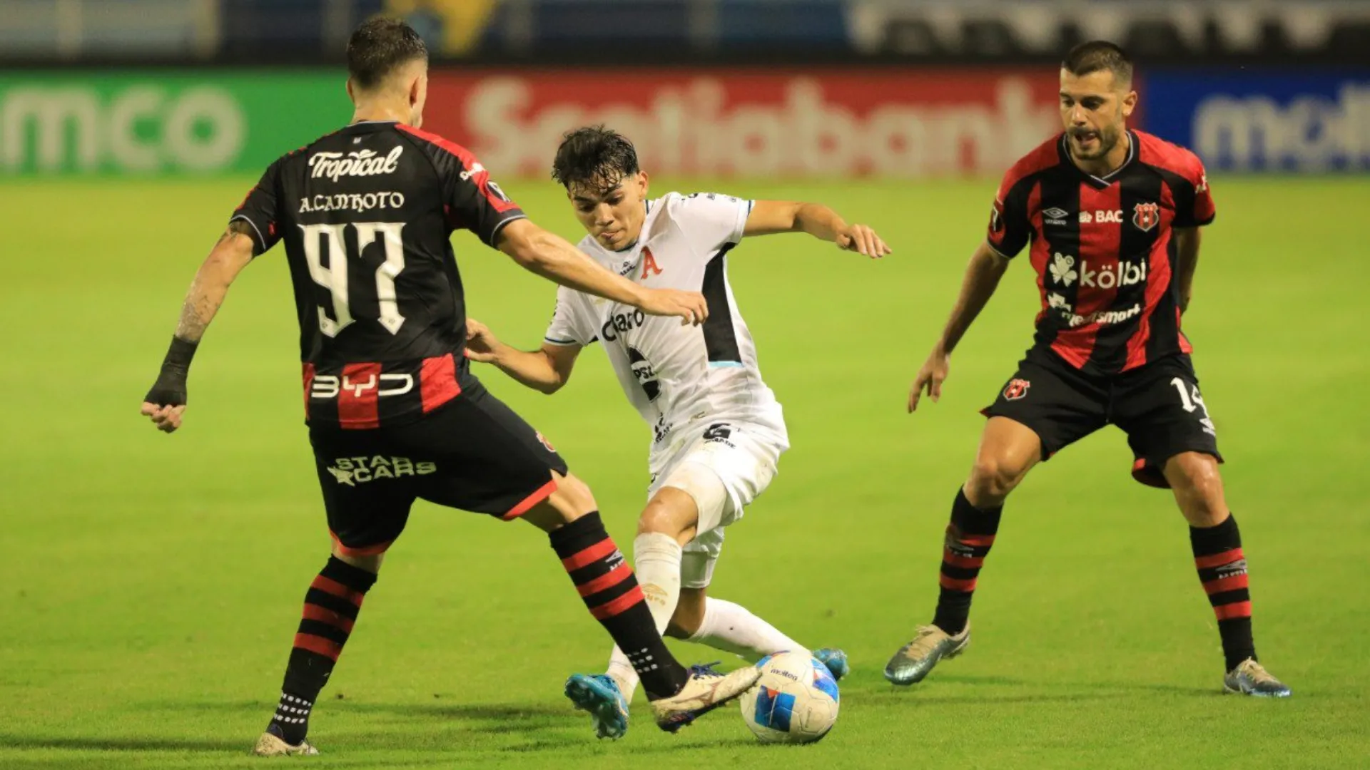 Alianza tomaría una fuerte decisión que afecta a Leonardo Menjívar y Alajuelense