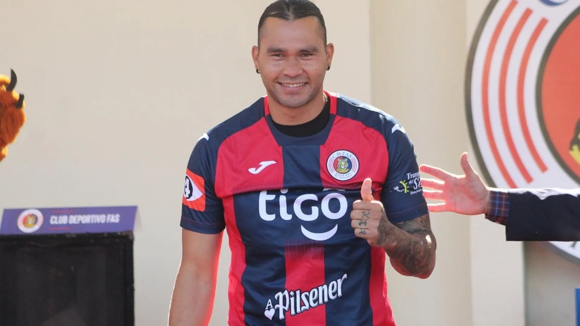 Gullit Peña elogia al fútbol de El Salvador: "Hay mucha exigencia cuando toca jugar"