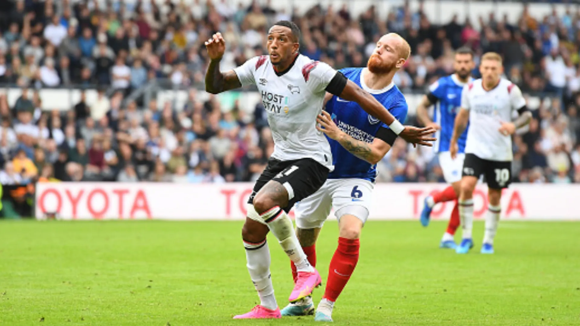 Nathaniel Méndez-Laing brinda asistencia en la victoria del Derby County