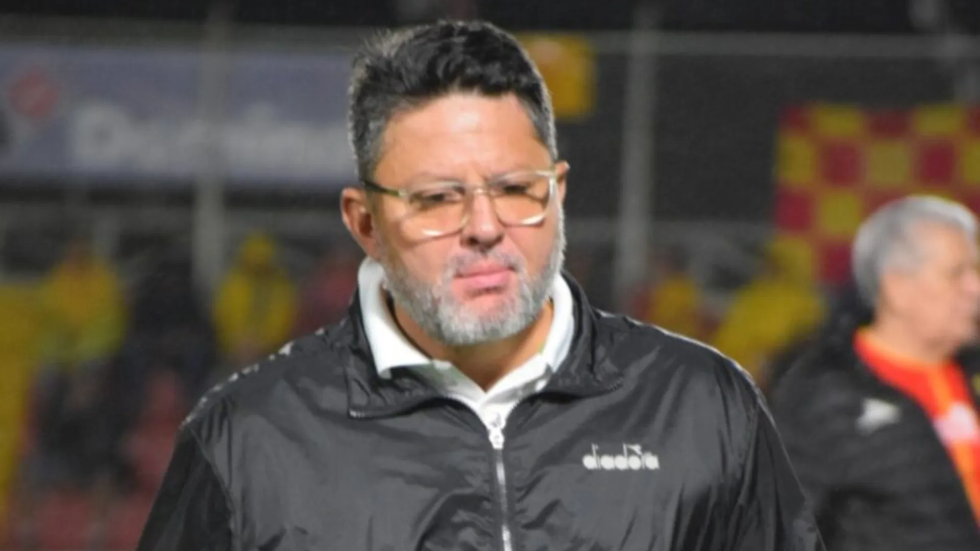 Jafet Soto recibe un duro revés.