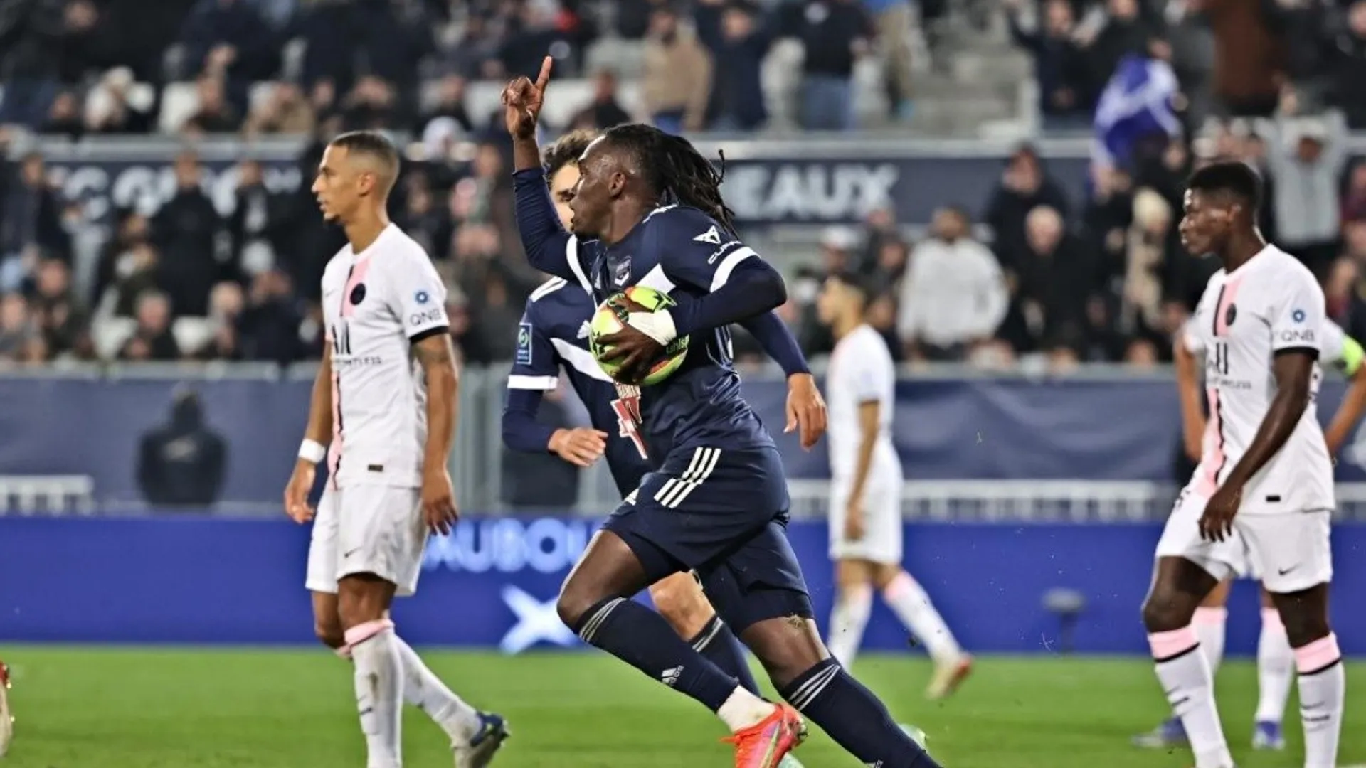 Alberth Elis fue elogiado en las redes por su gol a Keylor Navas en la Ligue 1