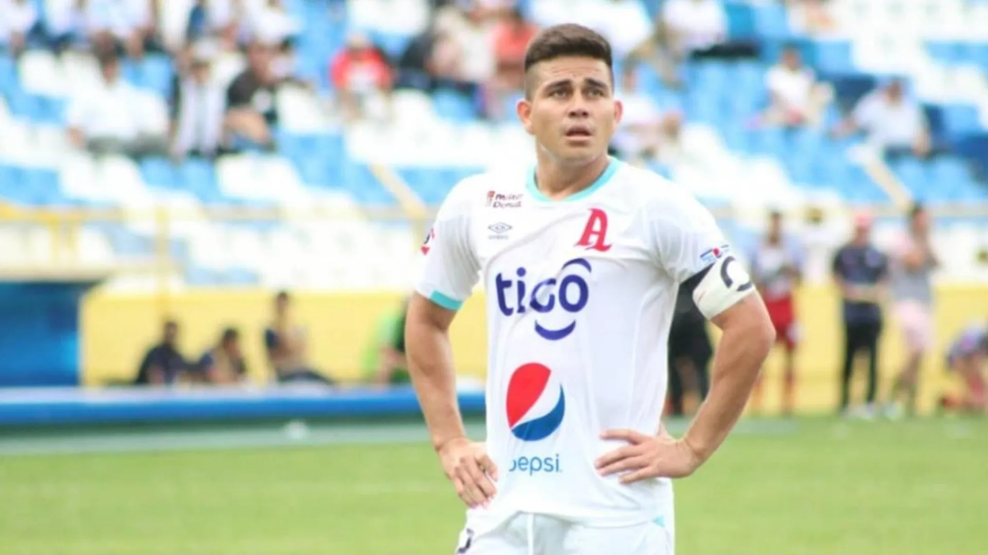 Es real: otro grande de El Salvador quiere a Fito Zelaya