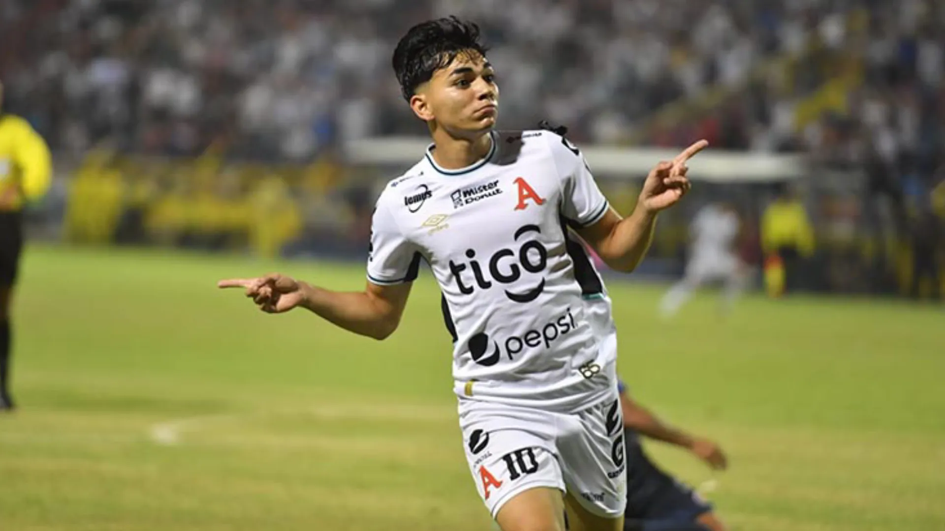 ¿Regresará a Alajuelense? El futuro de Leo Menjívar podría dar un giro inesperado tras no ser campeón en el Apertura 2025 de El Salvador