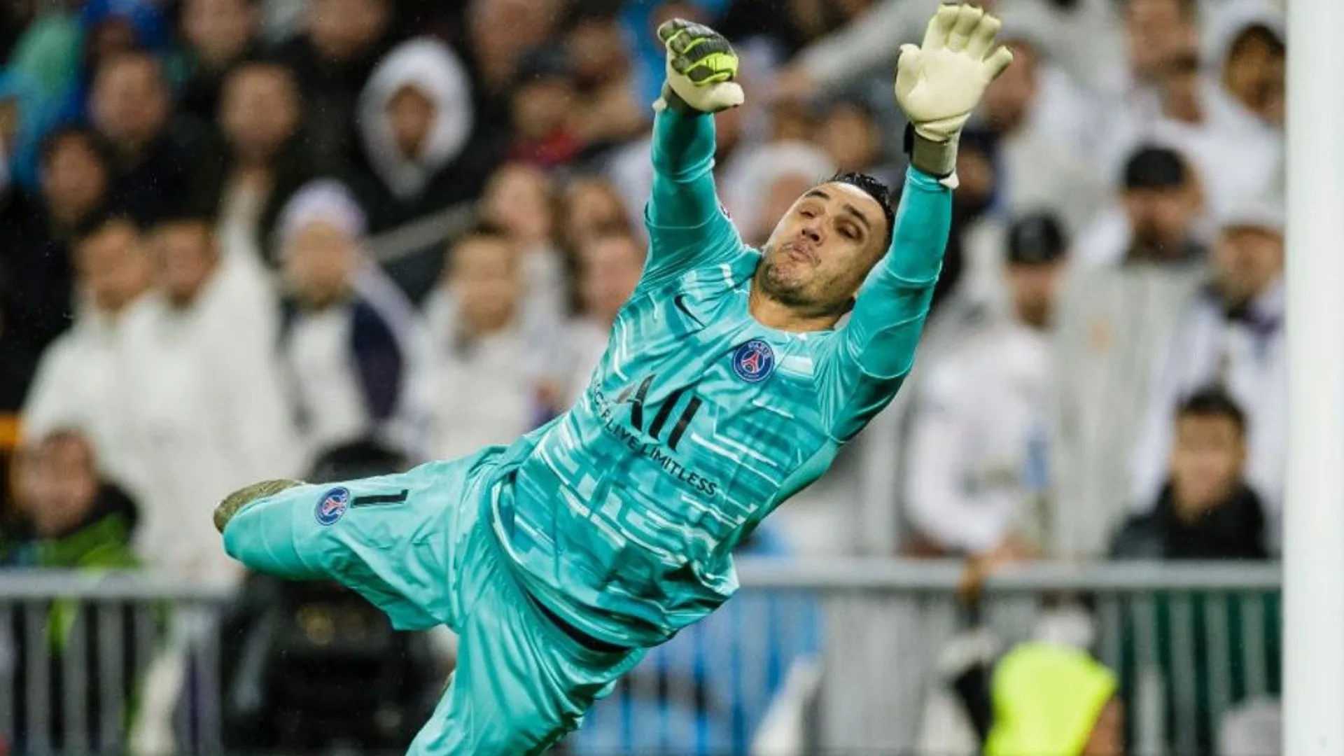 A PSG se le acaban los adjetivos para alabar a Keylor y recurre a sus hinchas