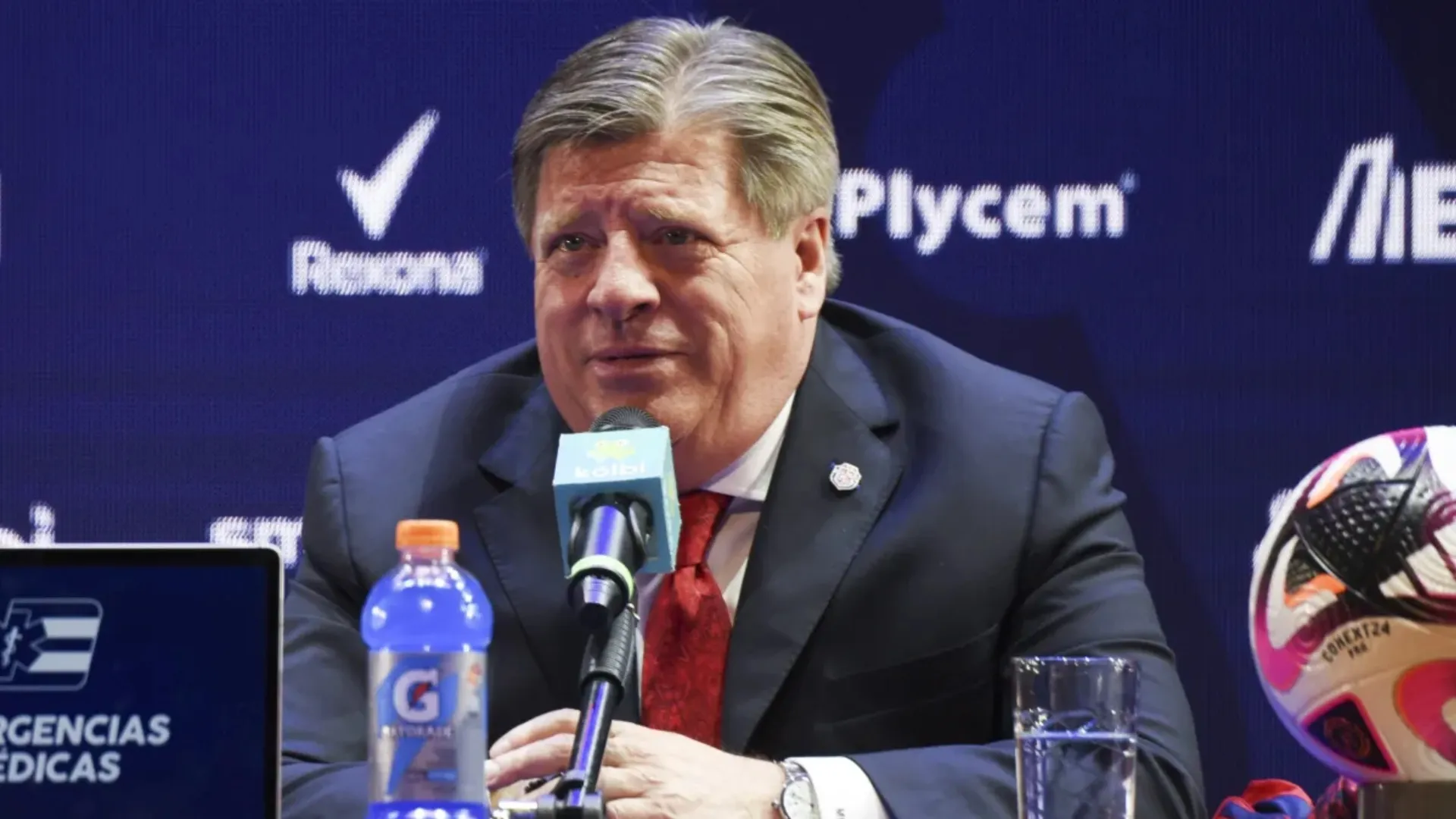 Miguel Herrera recibe una mala noticia. (Foto: Getty Images)