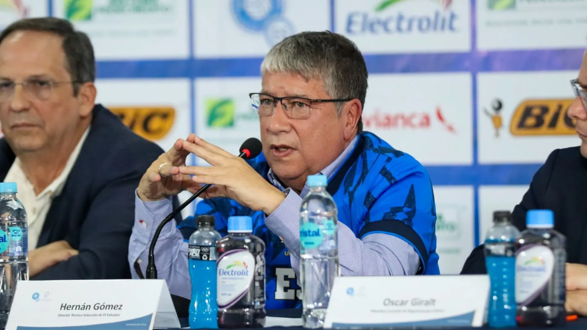 Bolillo Gómez en conferencia de prensa.