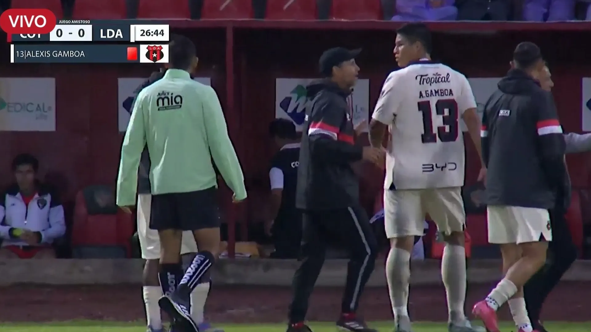 Frente a las cámaras: Alexis Gamboa genera indignación en México por su gesto tras ser expulsado con Alajuelense